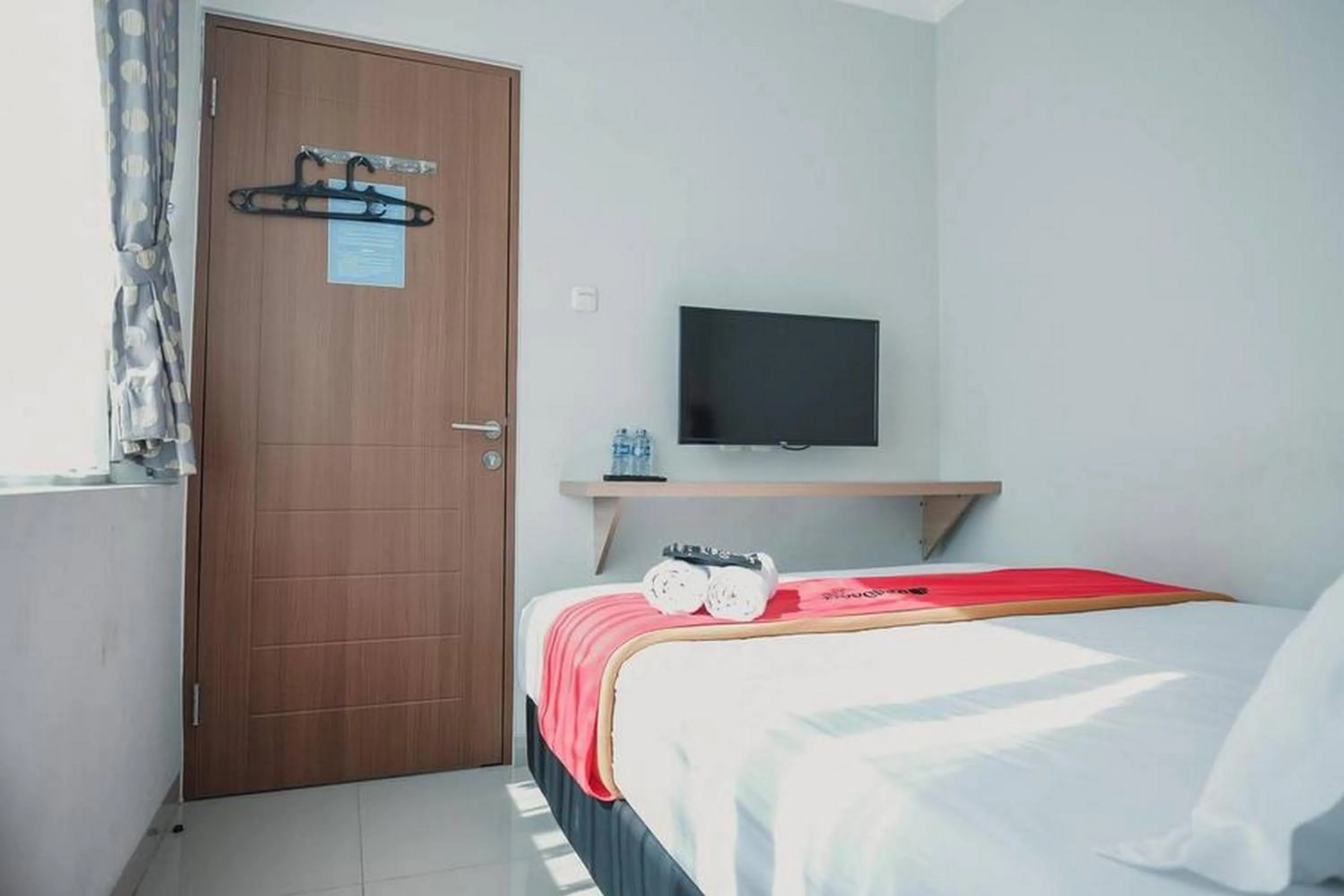 Bed in RedDoorz Plus near Soekarno Hatta Airport Taman Mahkota