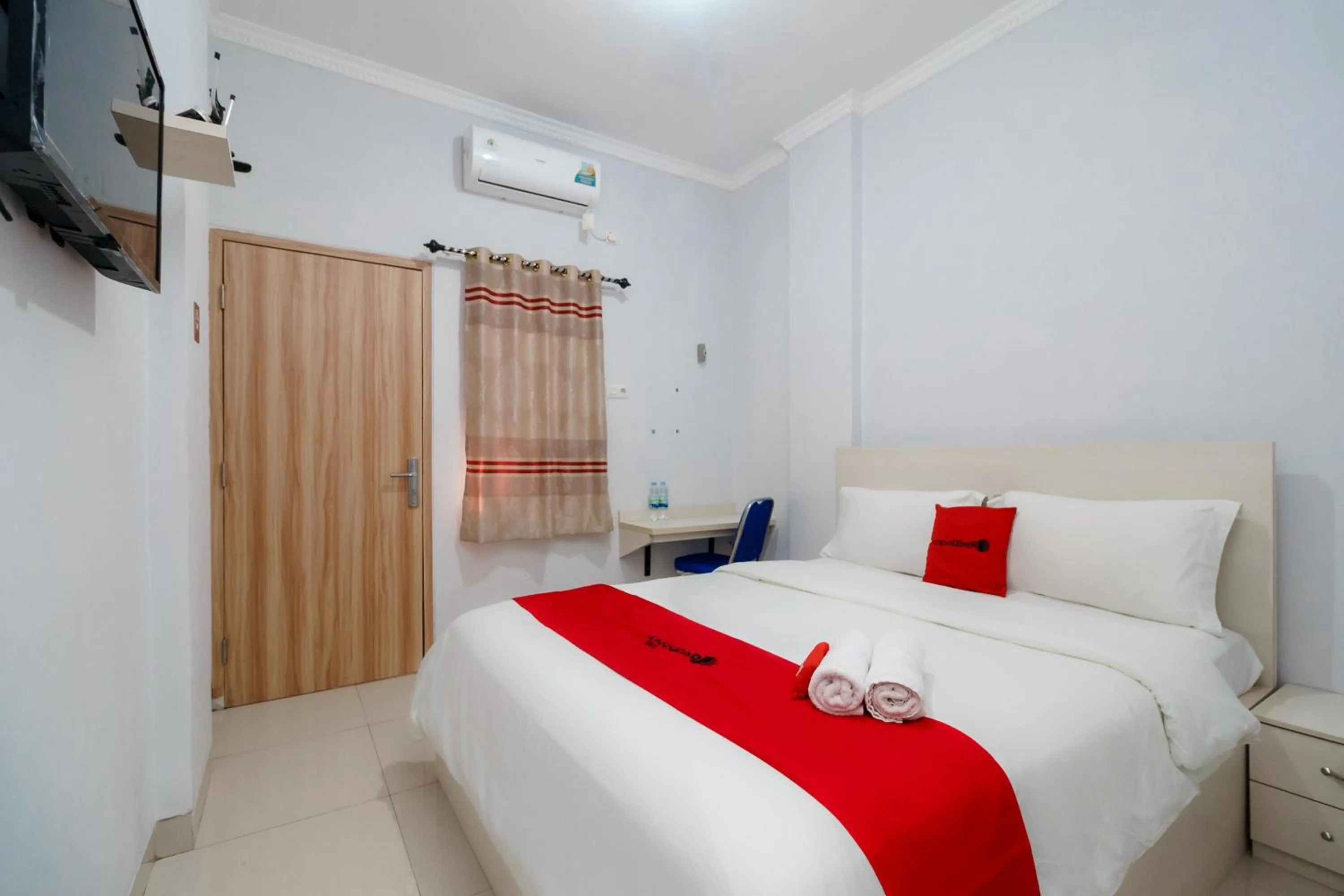 Bed in RedDoorz Plus near Soekarno Hatta Airport Taman Mahkota