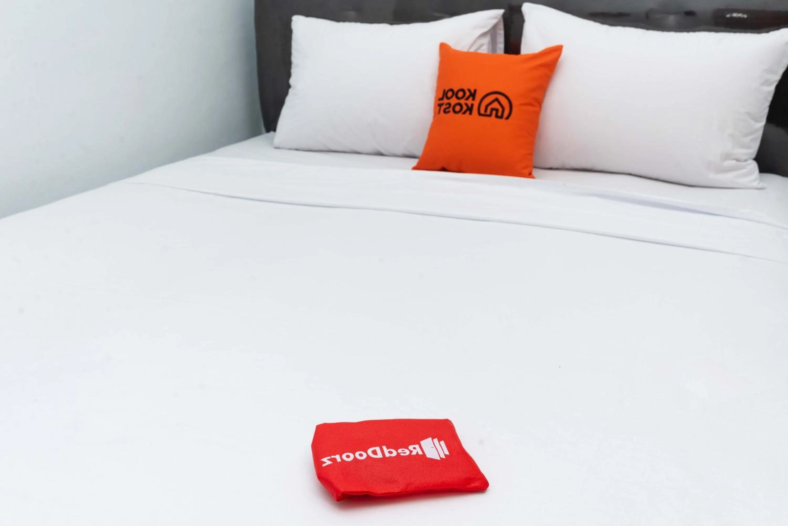 Bed in RedDoorz Plus near Soekarno Hatta Airport Taman Mahkota