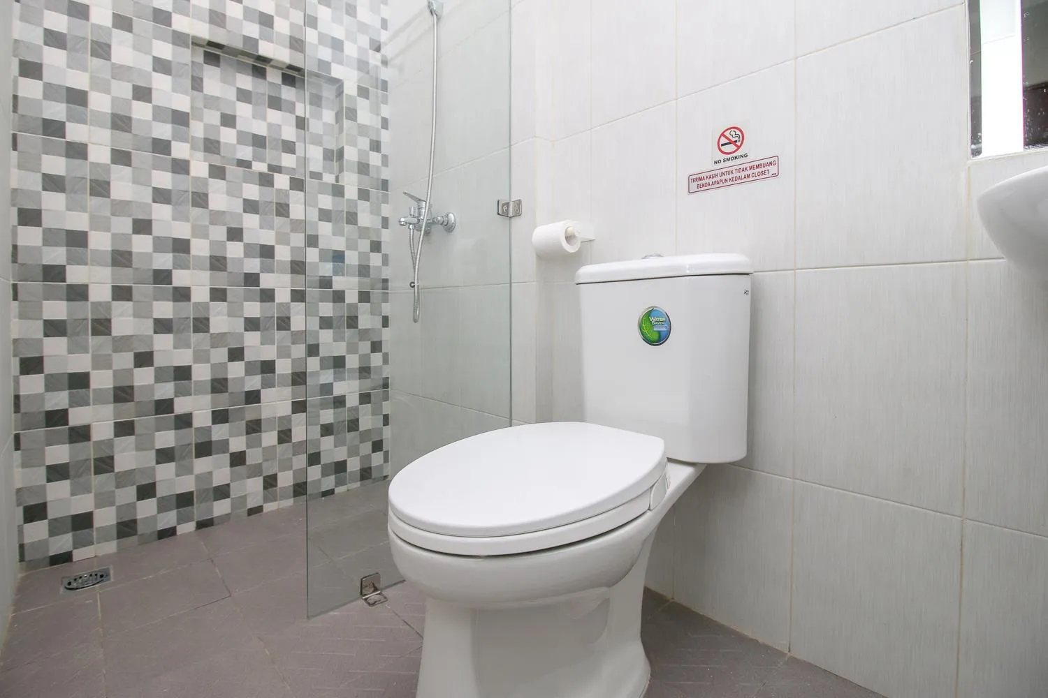 Bathroom in RedDoorz Plus near Soekarno Hatta Airport Taman Mahkota