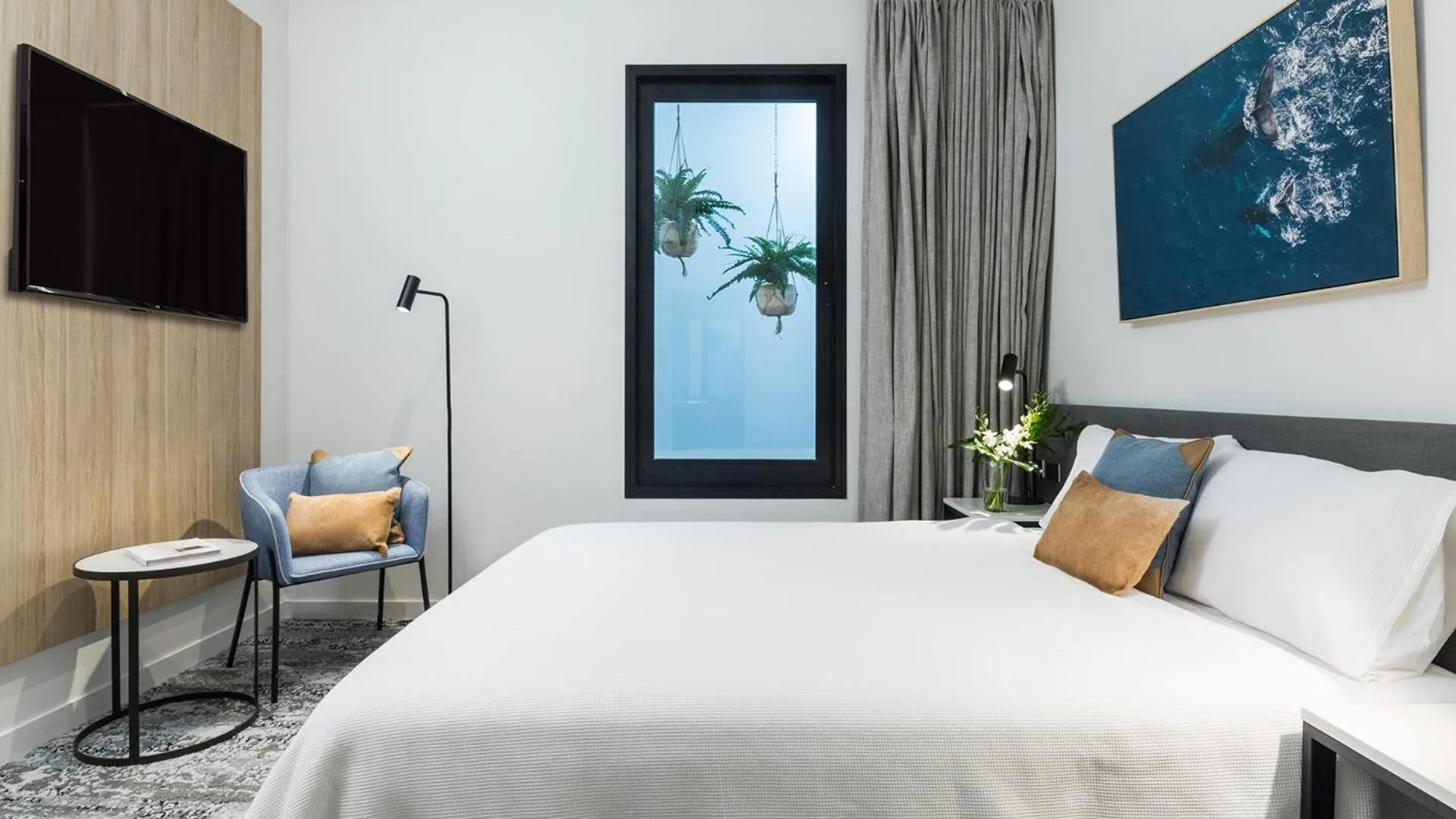 Bed in Oaks Cairns Hotel