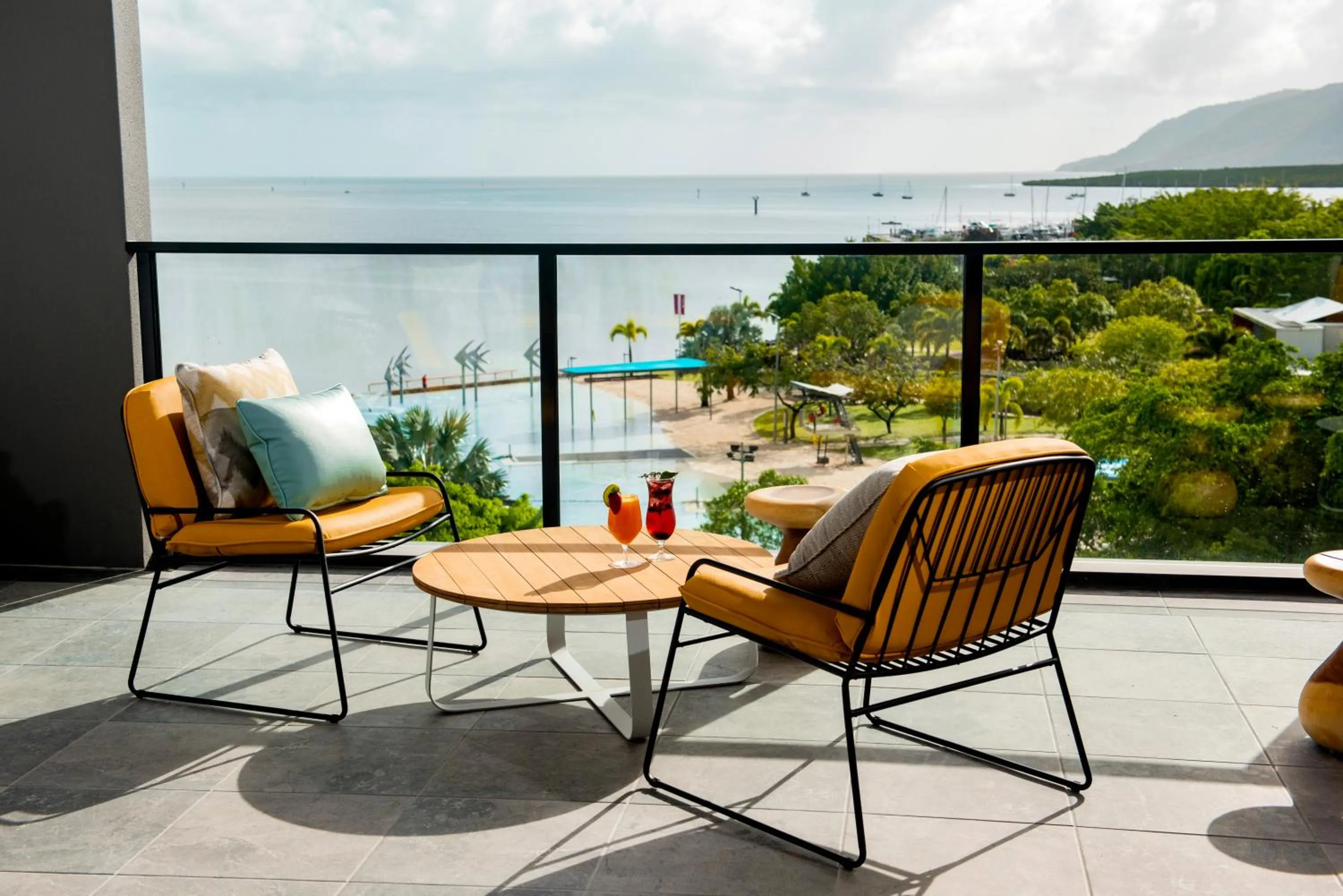 Restaurant/places to eat in Oaks Cairns Hotel