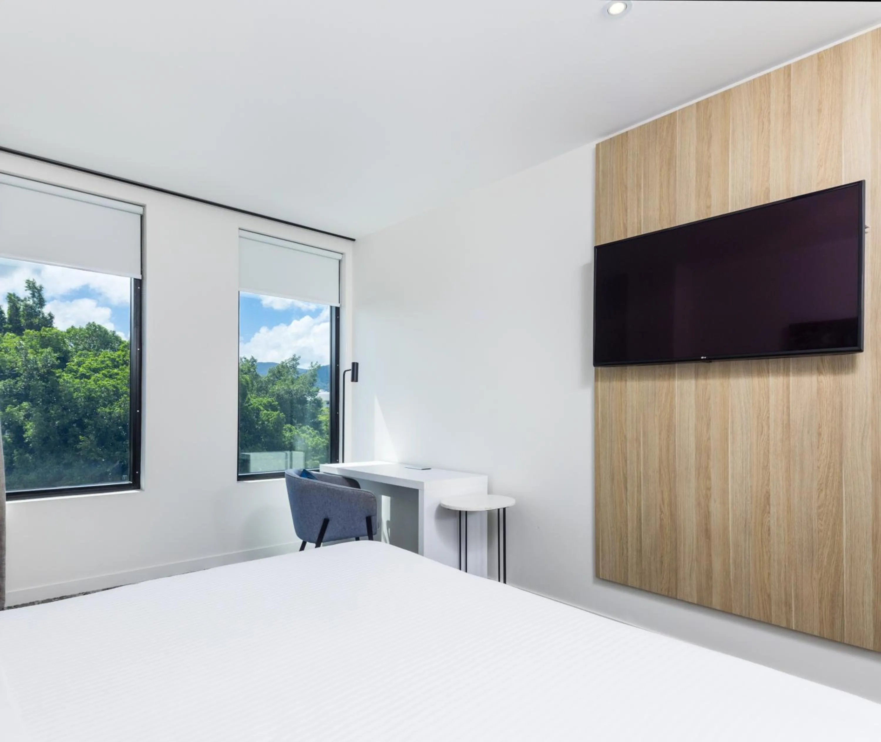 Bedroom, Bed in Oaks Cairns Hotel