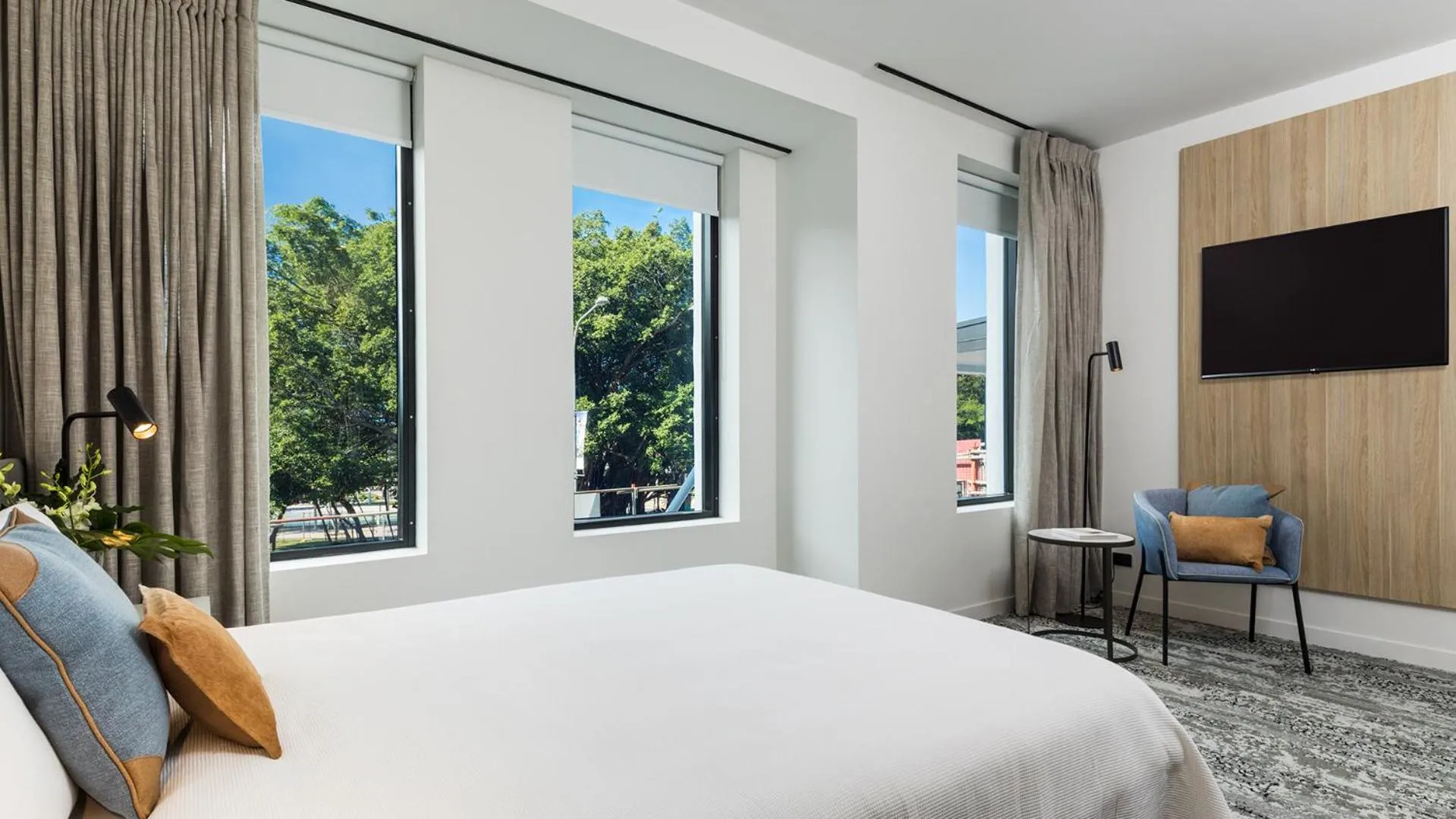 Bed in Oaks Cairns Hotel