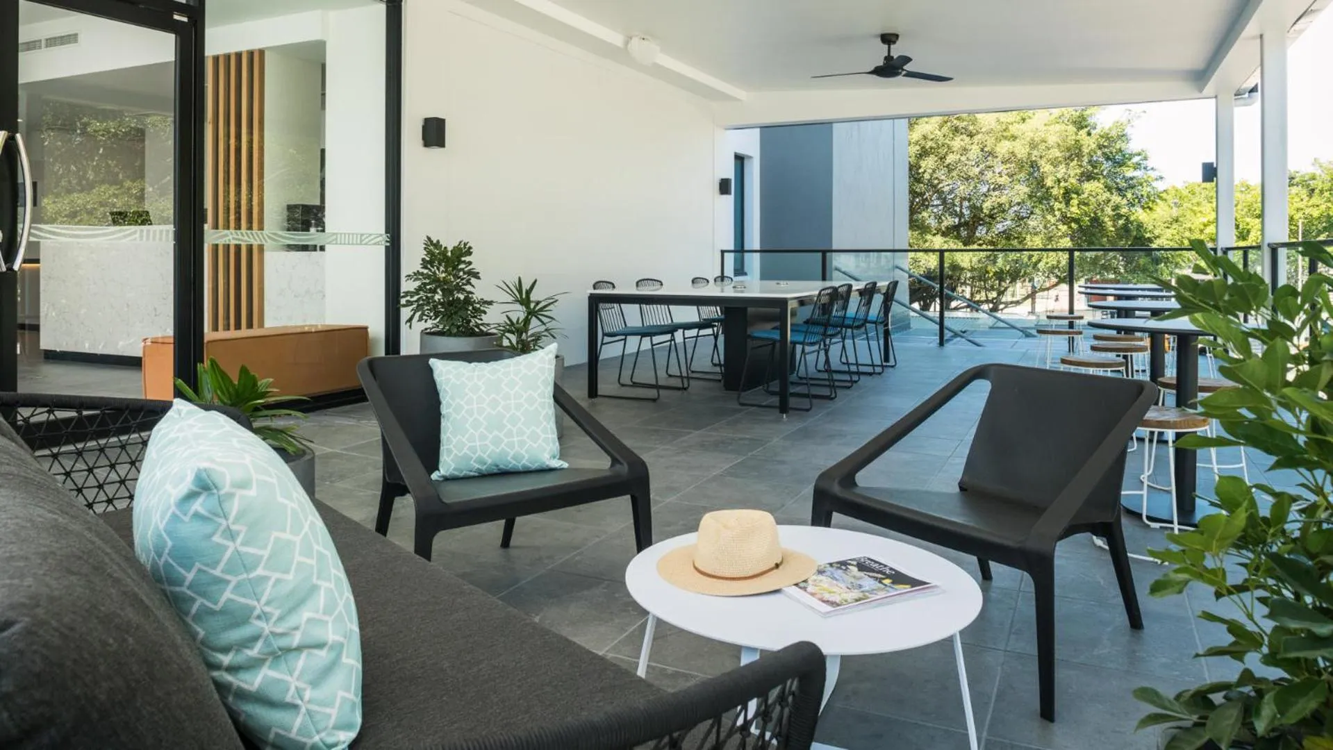 Lounge or bar in Oaks Cairns Hotel