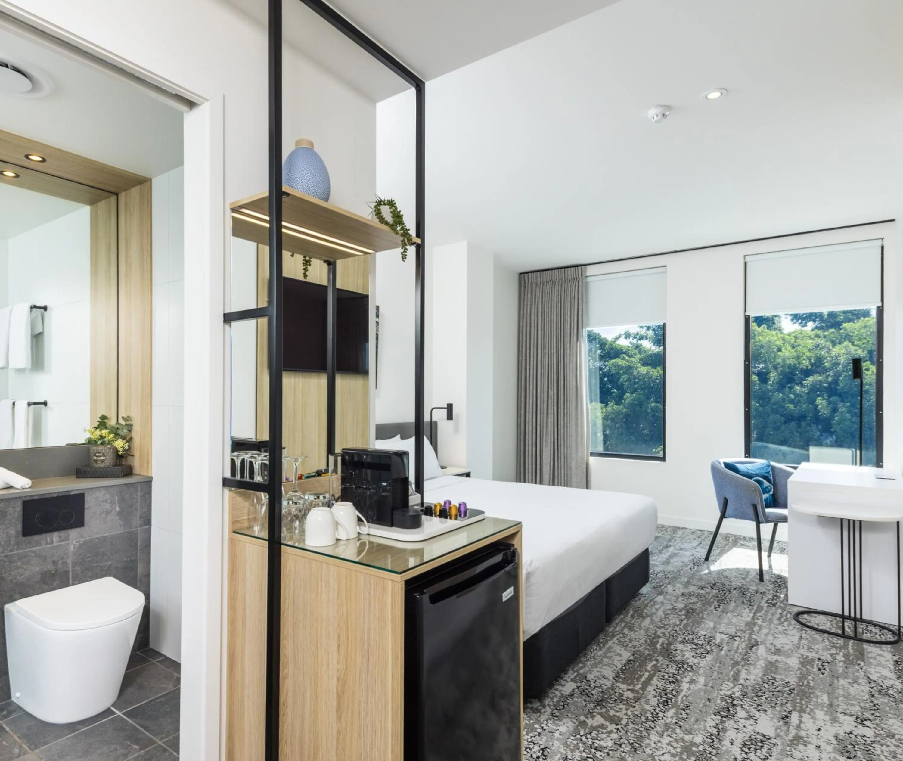 Bedroom, Bed in Oaks Cairns Hotel