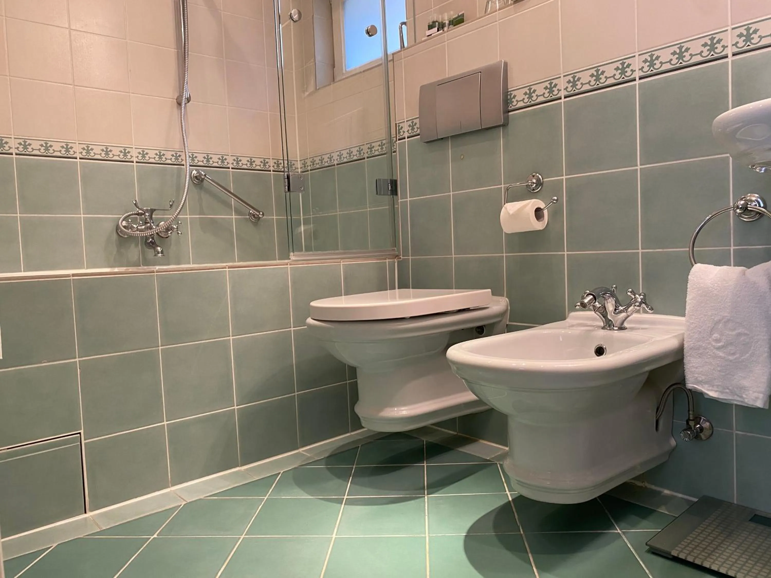 Bathroom in Hotel Deutscher Kaiser