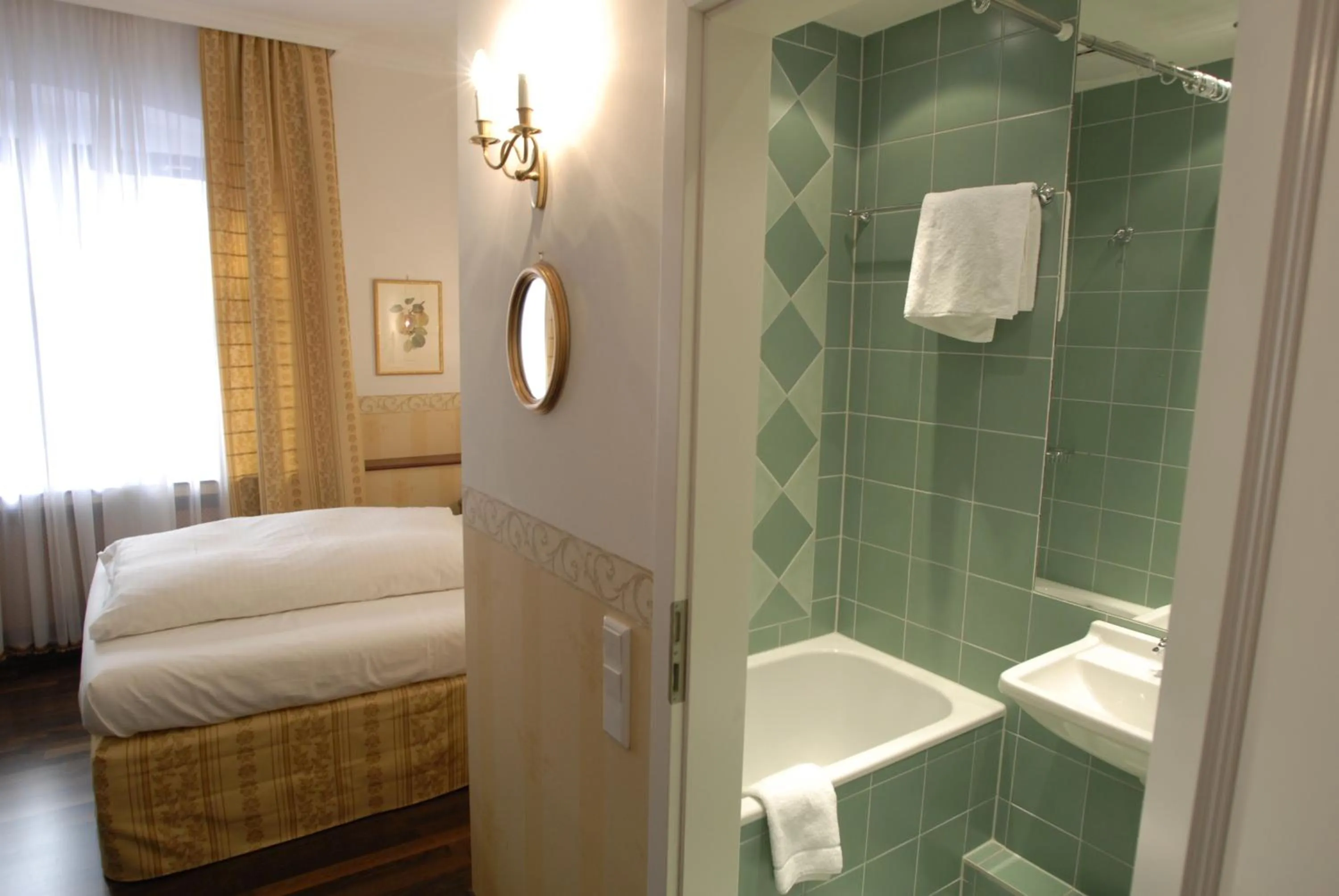 Bathroom, Bed in Hotel Deutscher Kaiser