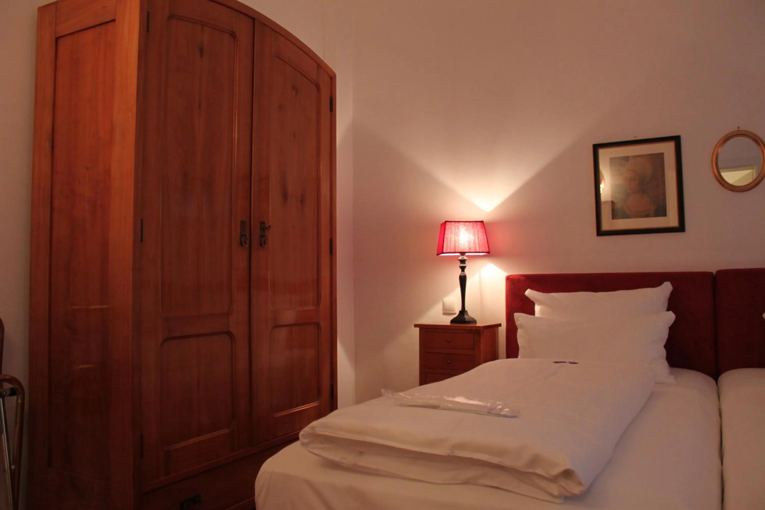 Photo of the whole room, Bed in Hotel Deutscher Kaiser