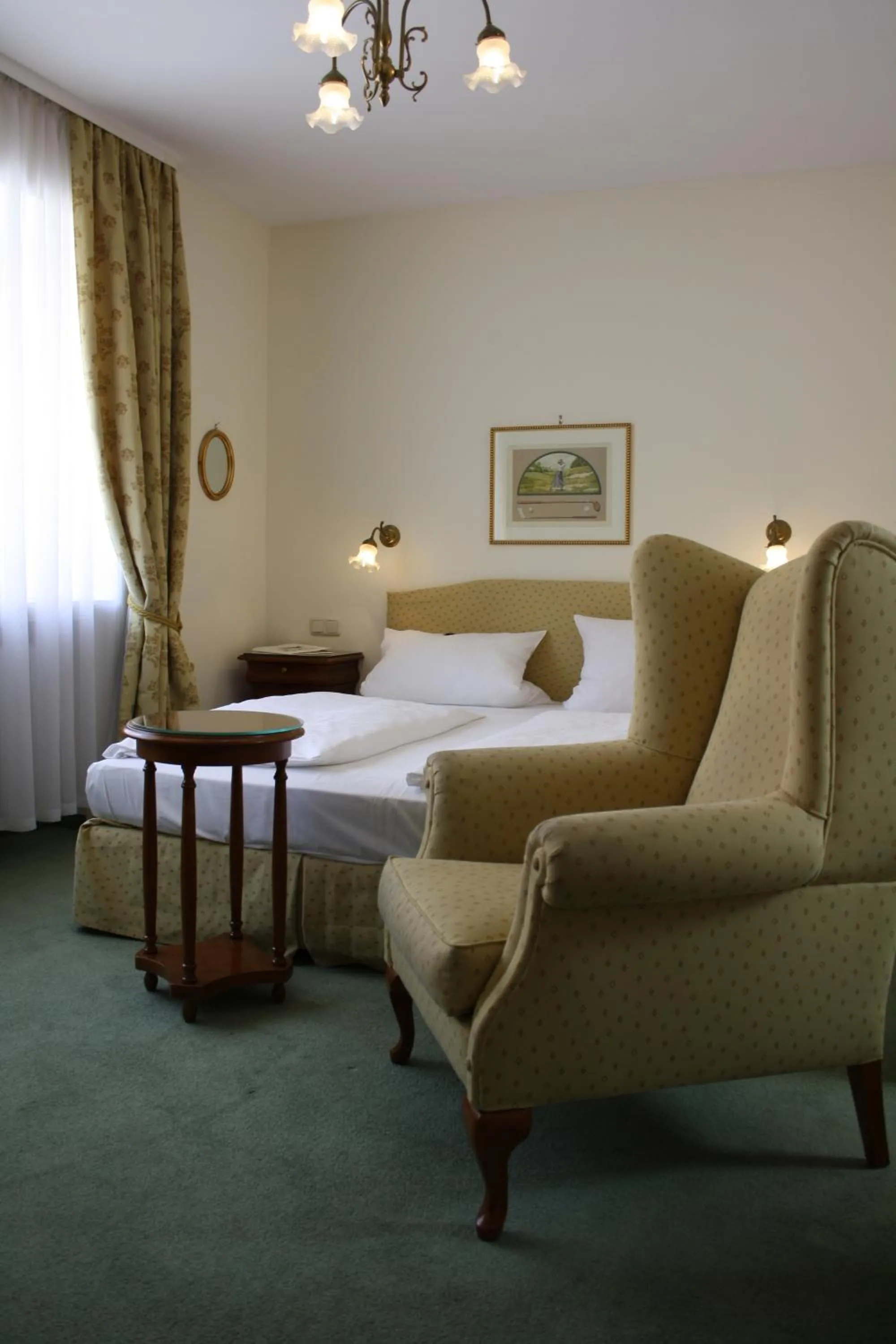 Photo of the whole room, Bed in Hotel Deutscher Kaiser