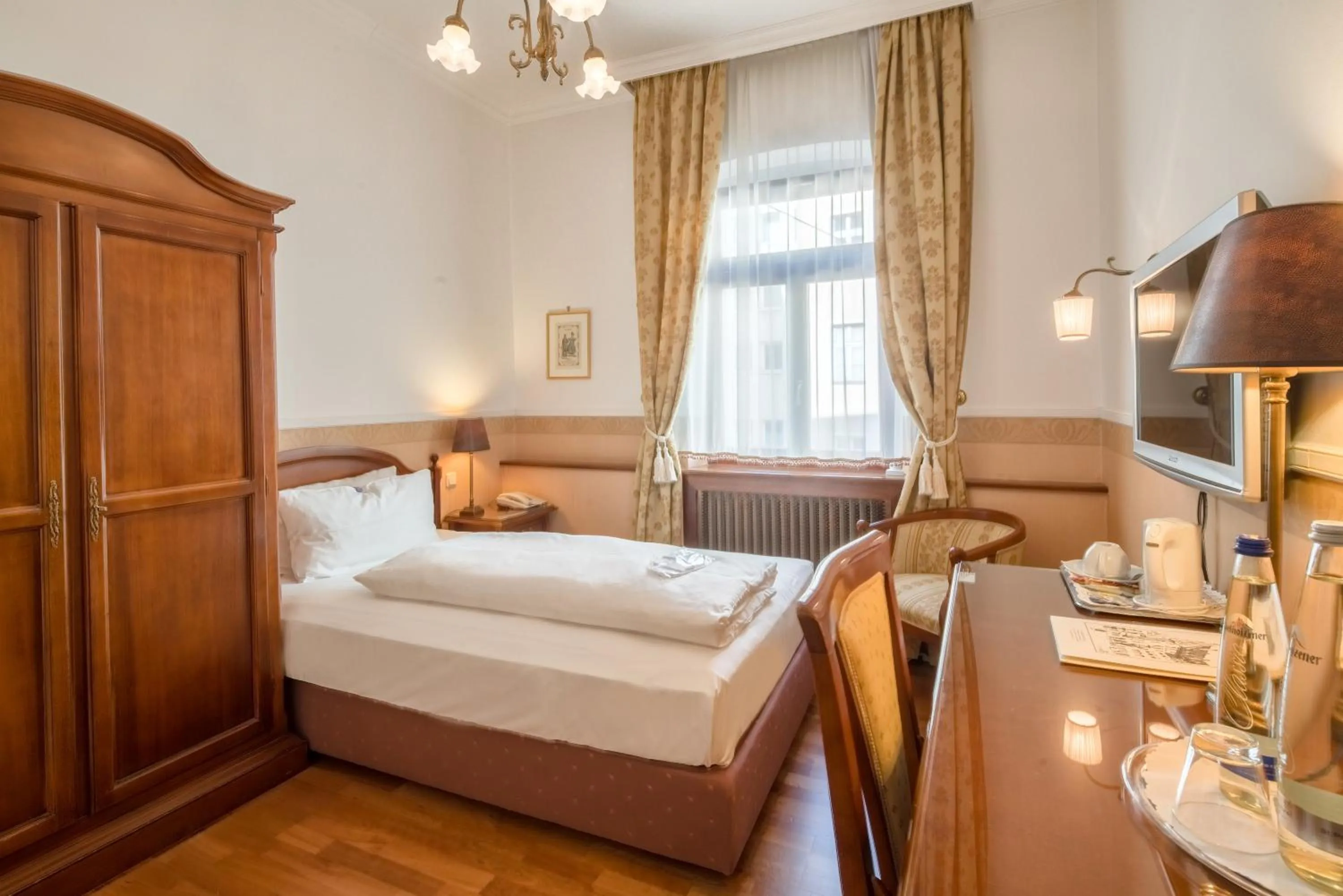 Bed in Hotel Deutscher Kaiser