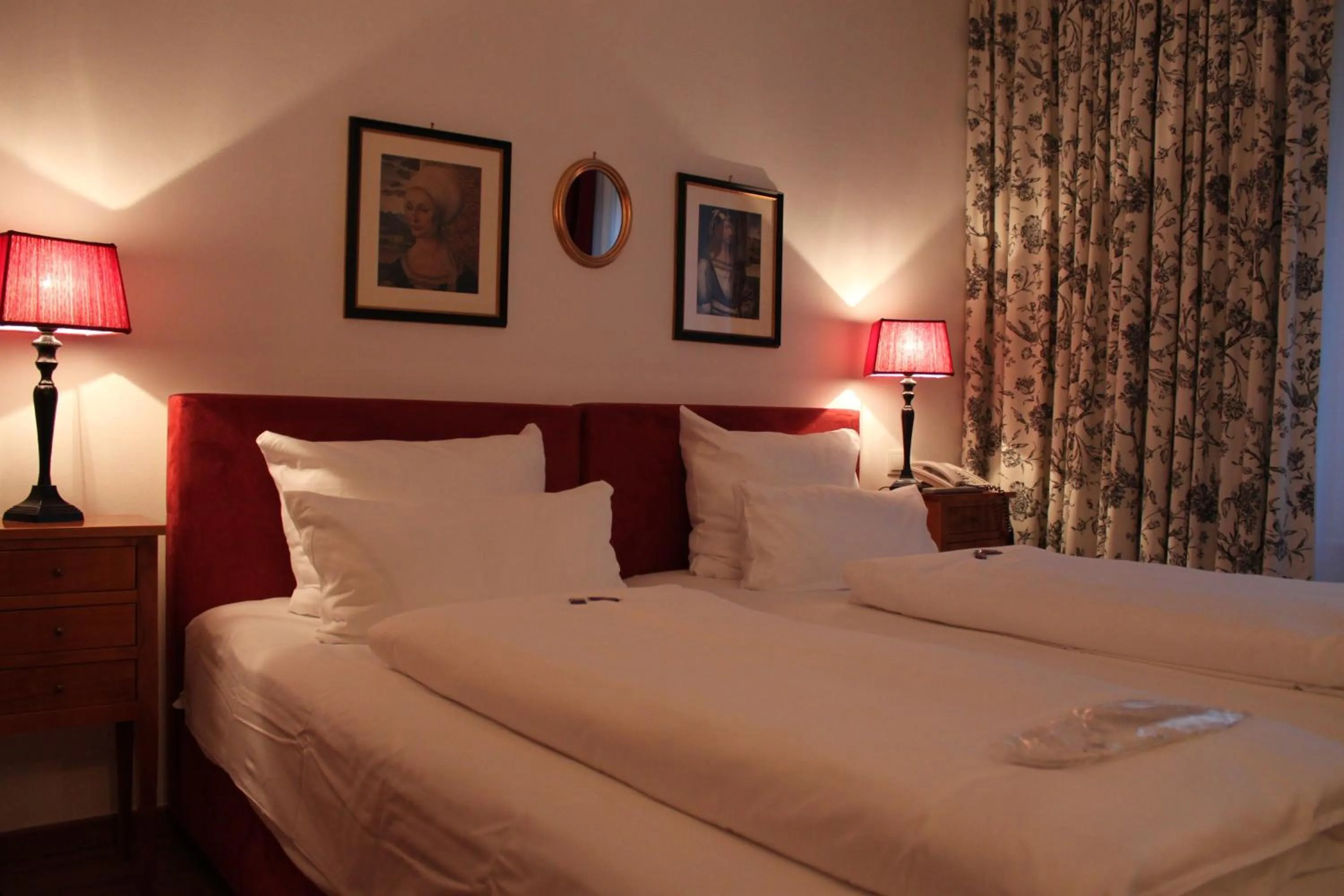 Bedroom, Bed in Hotel Deutscher Kaiser