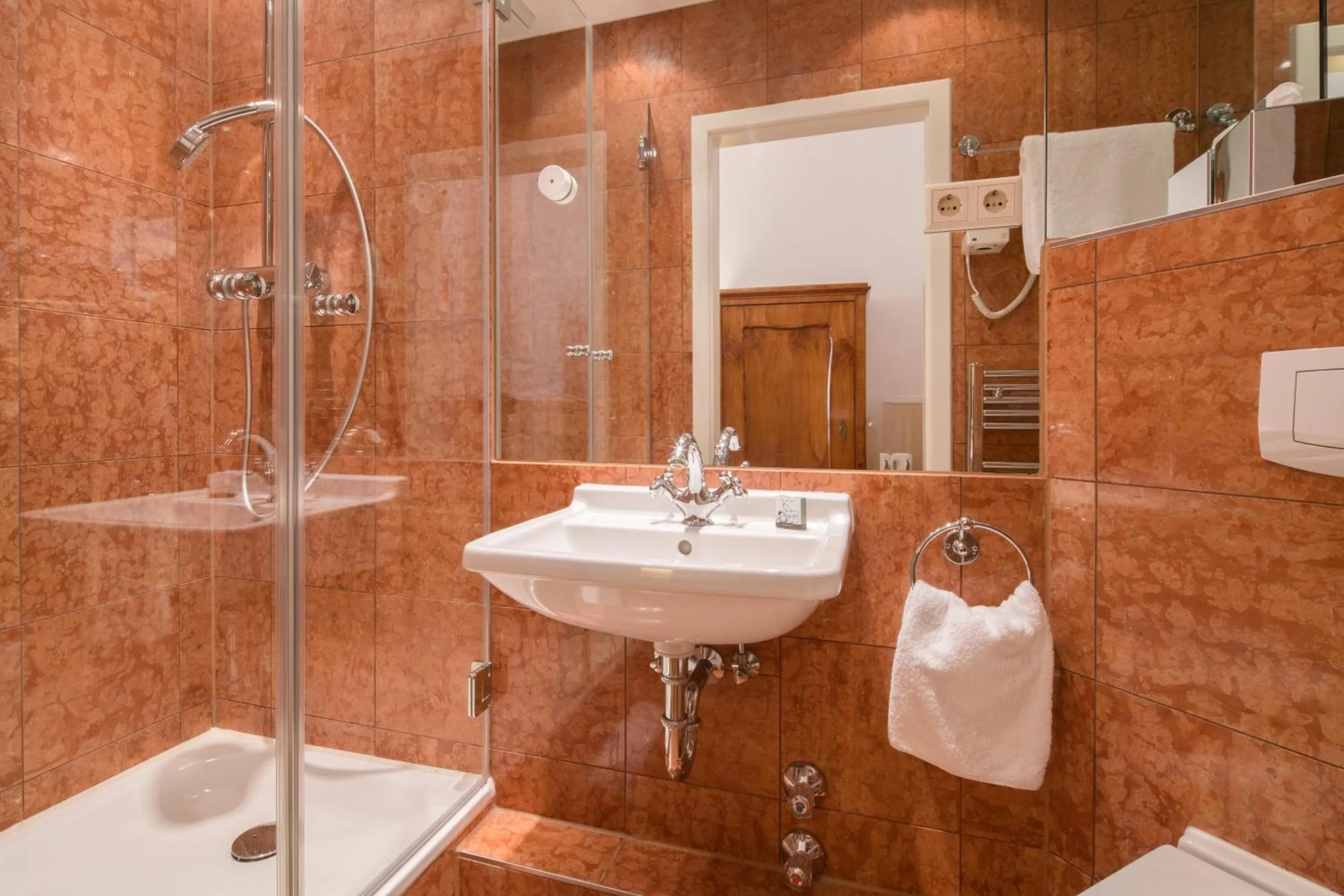 Shower in Hotel Deutscher Kaiser