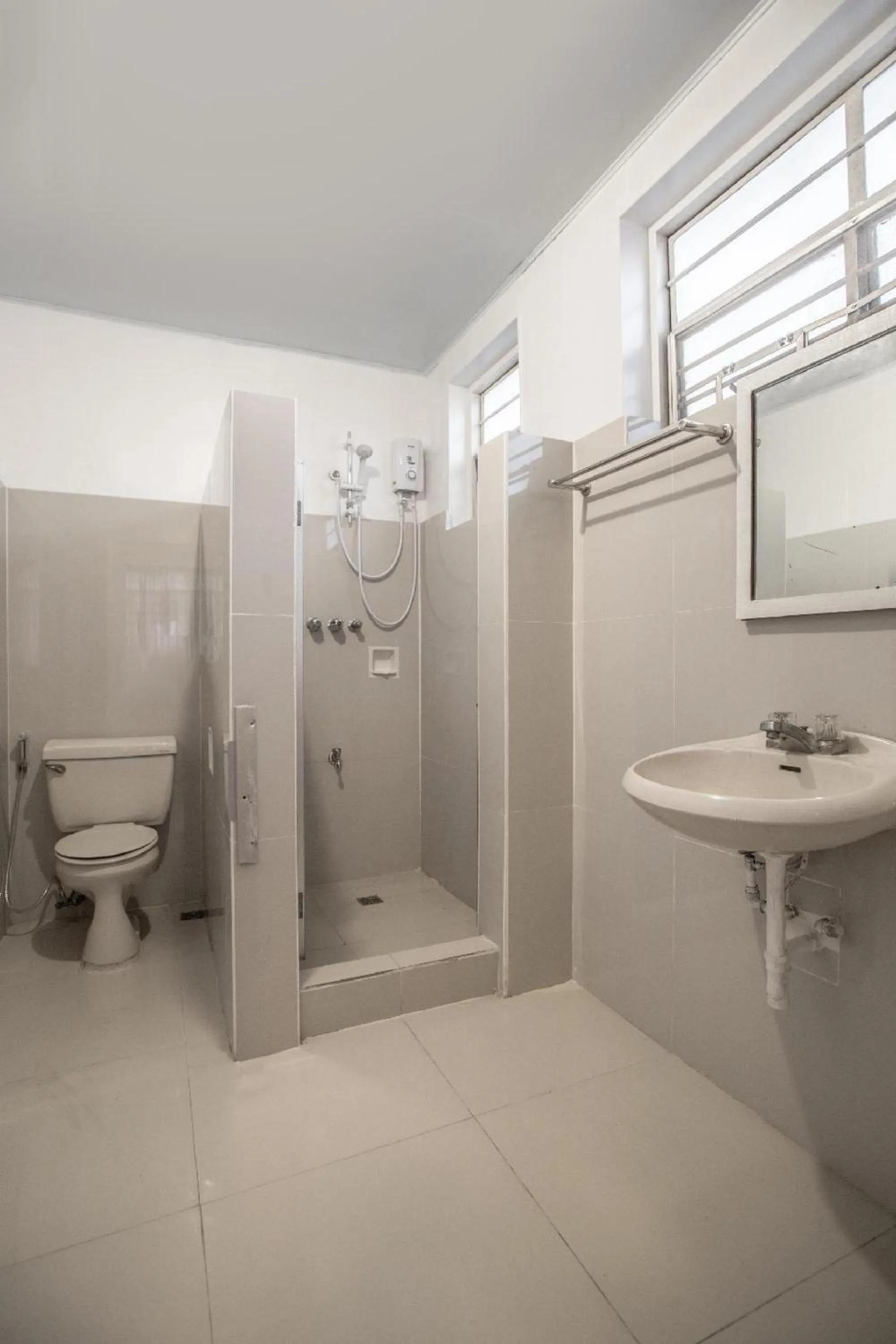 Bathroom in OYO 588 Sunrock Resort