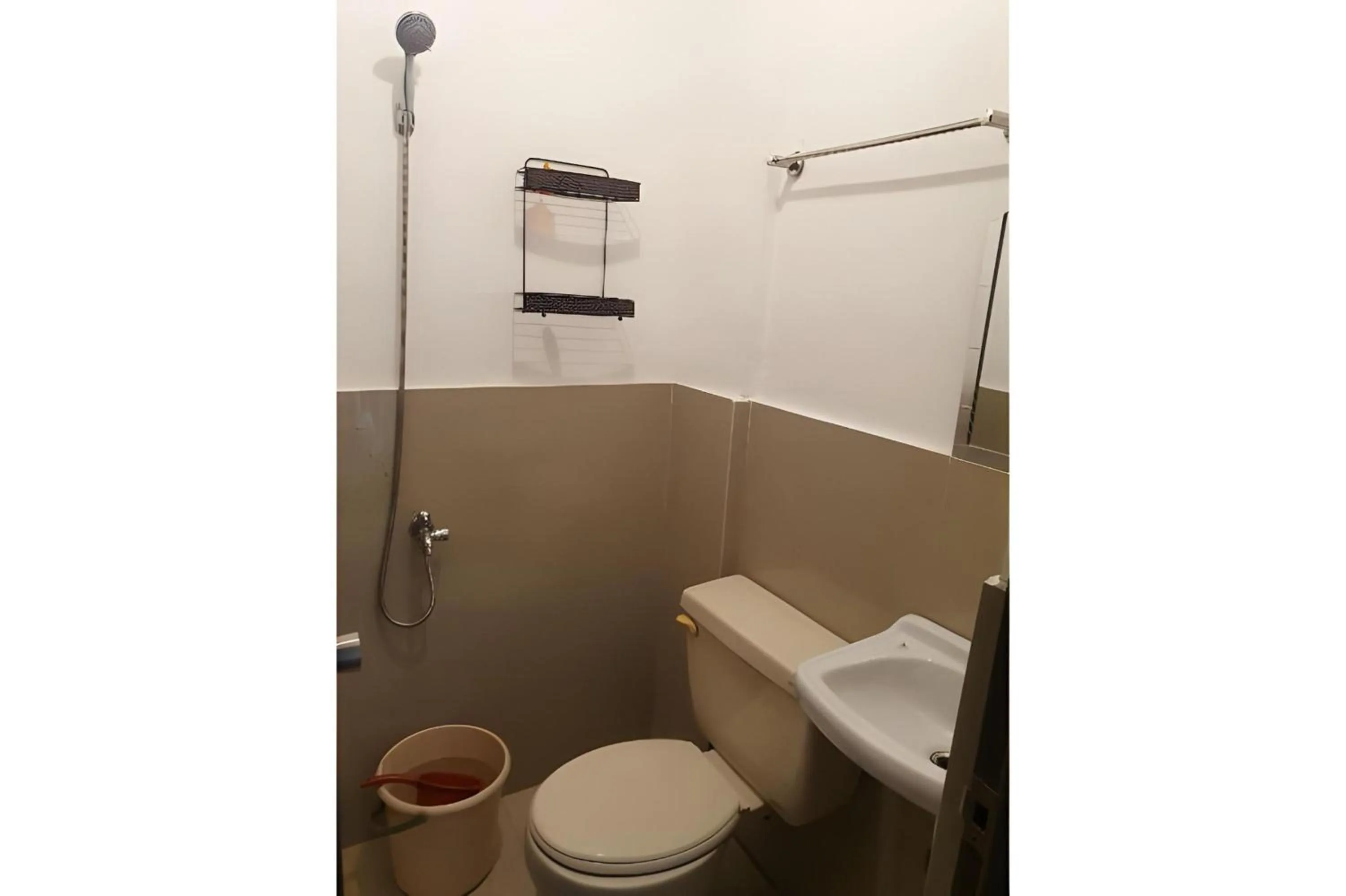 Bathroom in OYO 588 Sunrock Resort