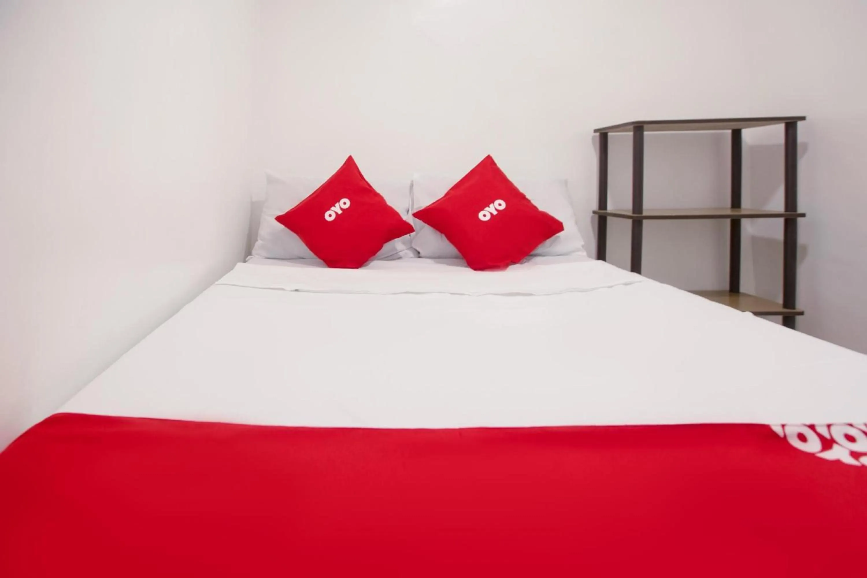 Bedroom, Bed in OYO 588 Sunrock Resort