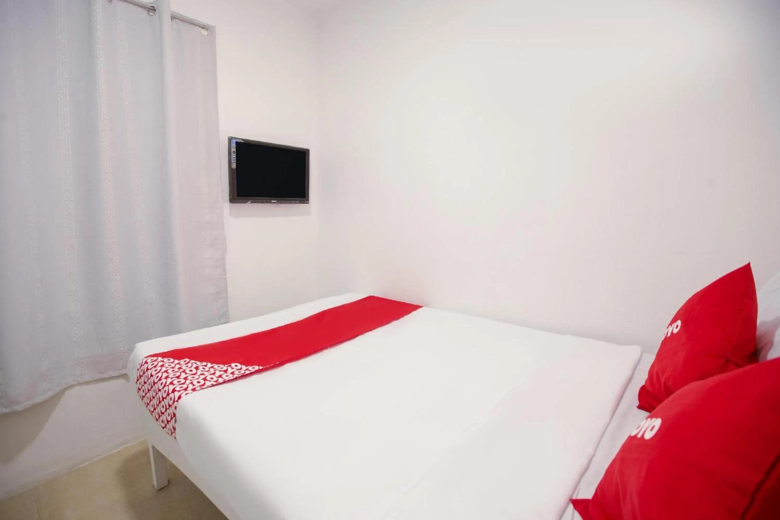 Bedroom, Bed in OYO 588 Sunrock Resort