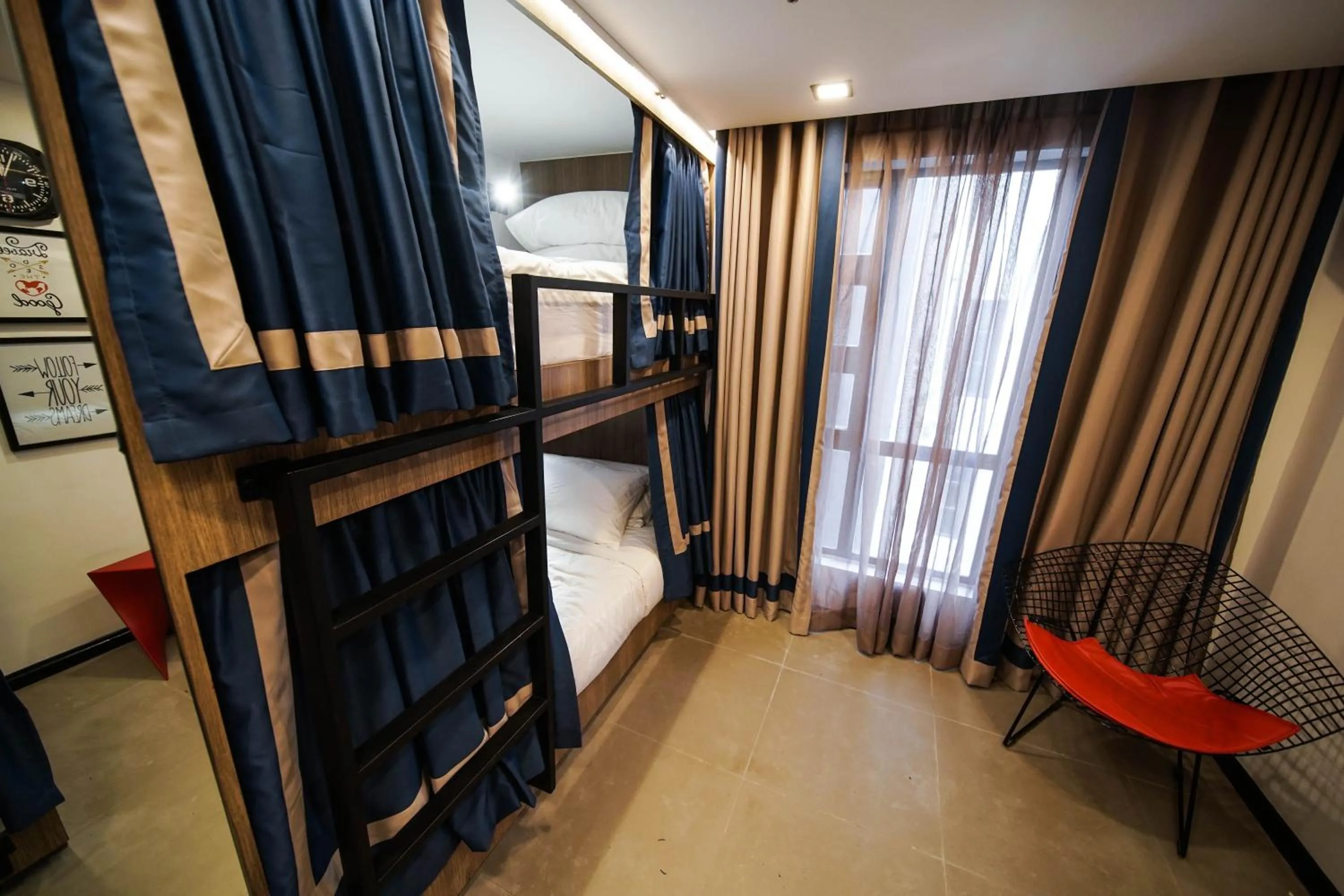 bunk bed, Bed in UNWND Boutique Hotel Makati