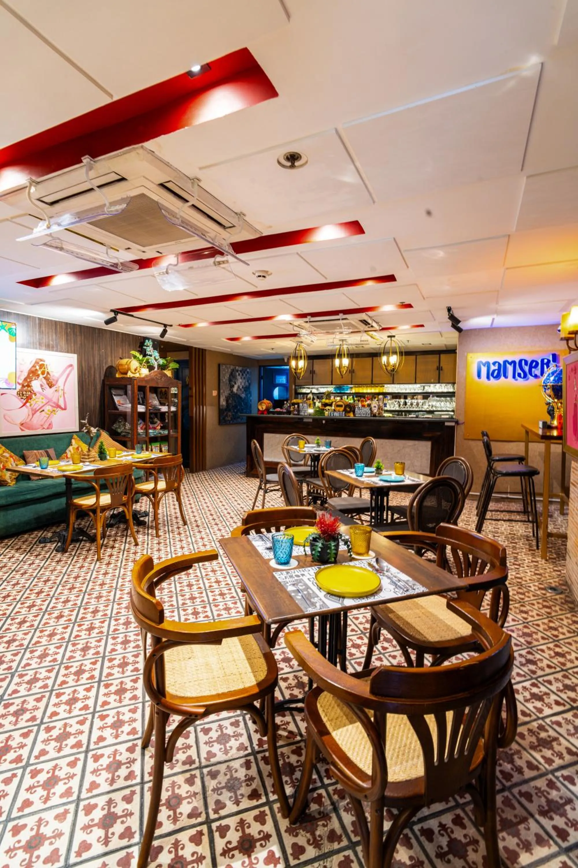 Restaurant/places to eat in UNWND Boutique Hotel Makati