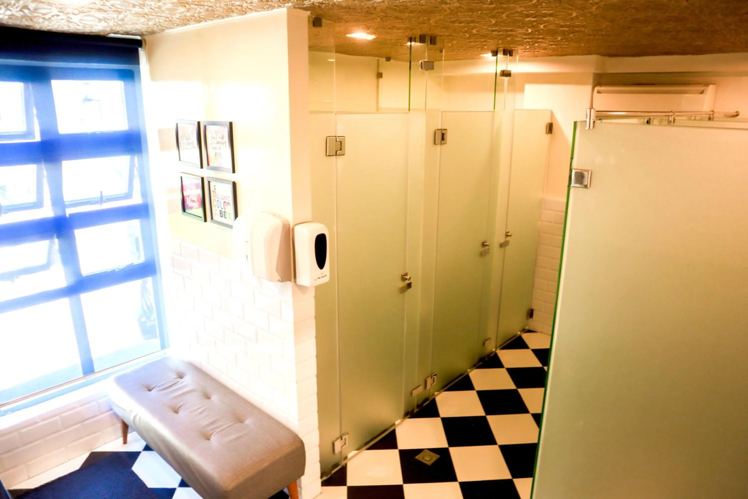 Shower in UNWND Boutique Hotel Makati