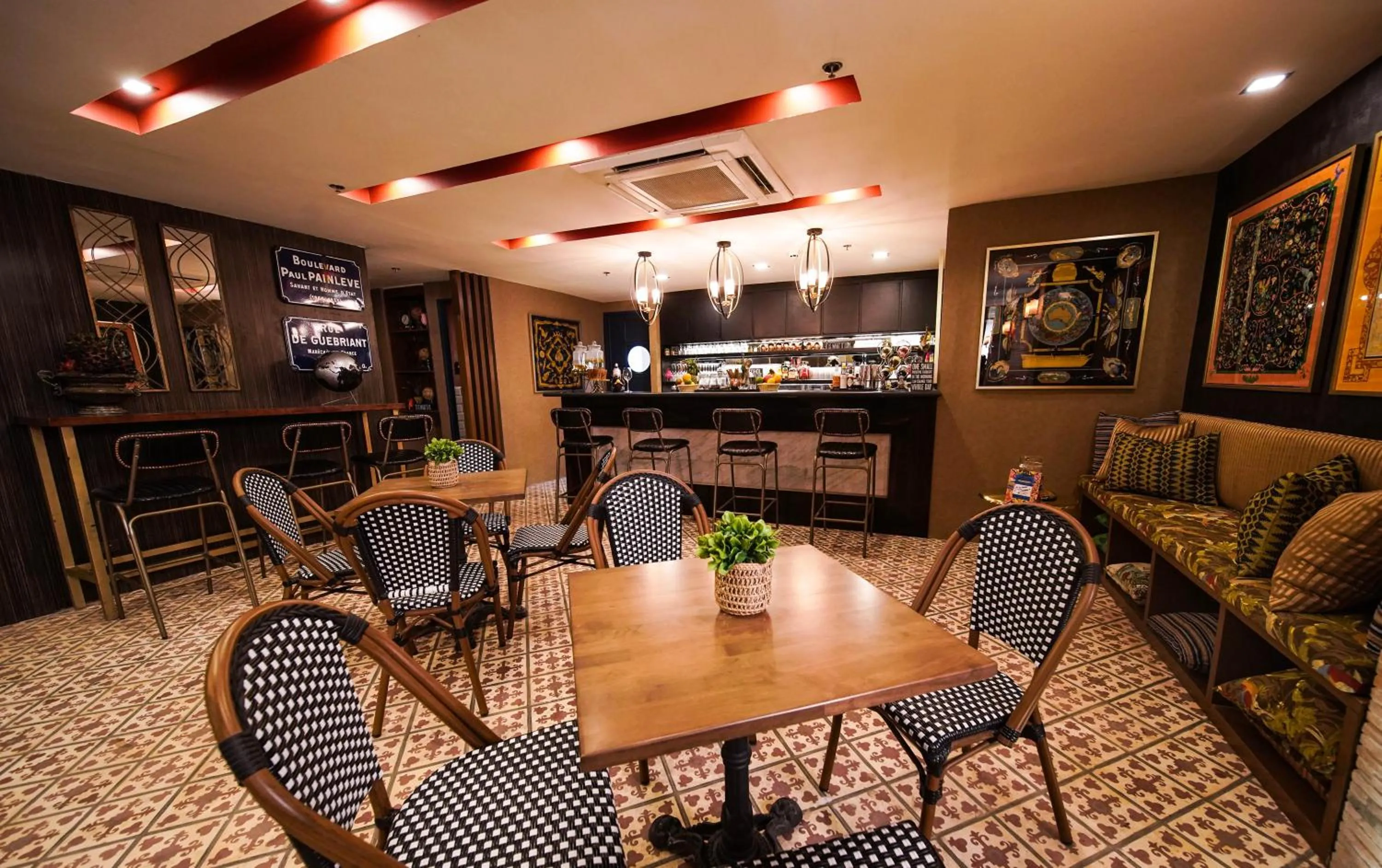 Restaurant/places to eat in UNWND Boutique Hotel Makati