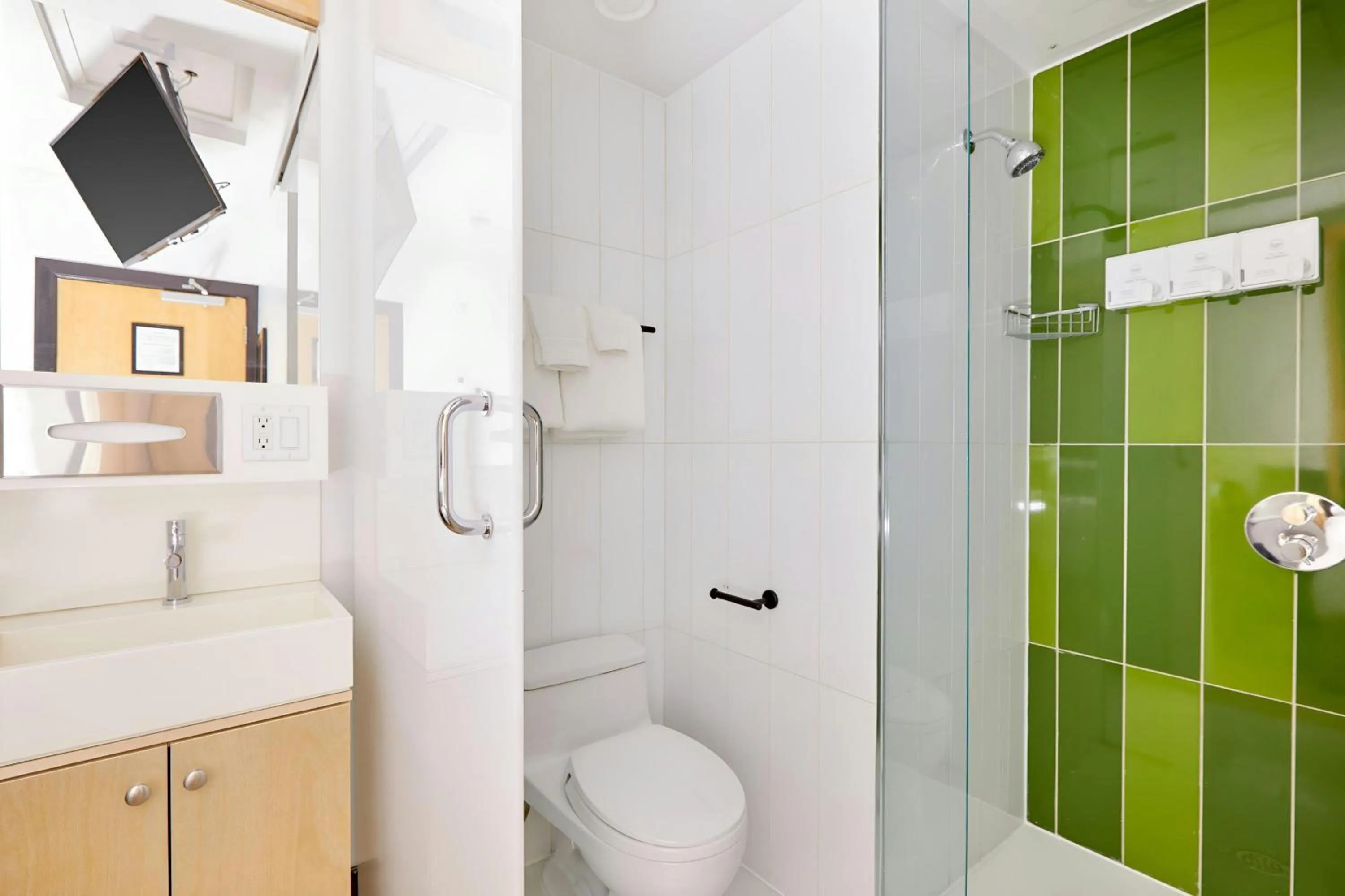 Bathroom in The Beverley Hotel Queen West, Sonder by Marriott Bonvoy