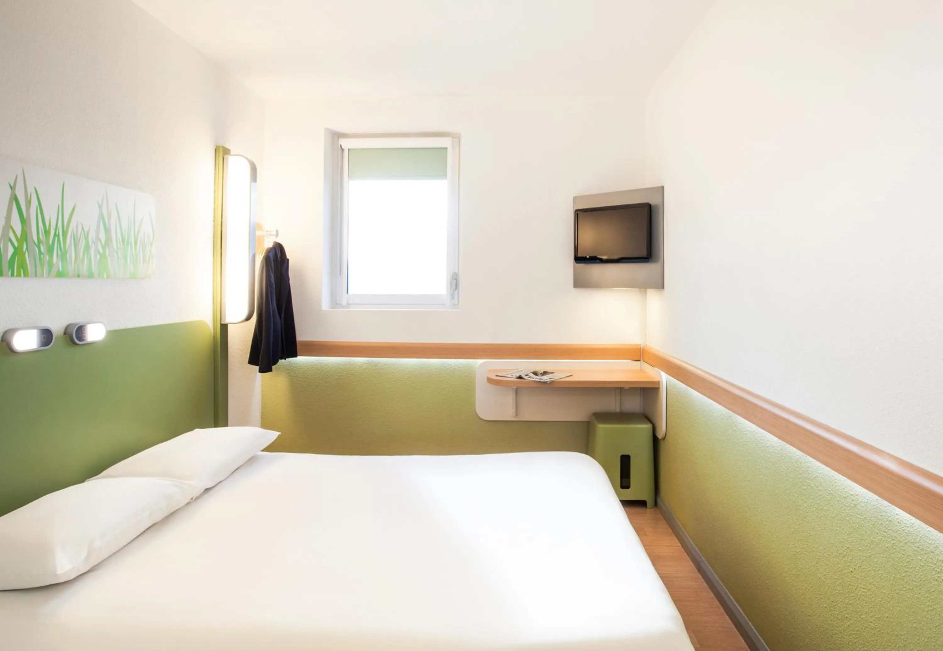 Bedroom, Bed in ibis budget London Hounslow