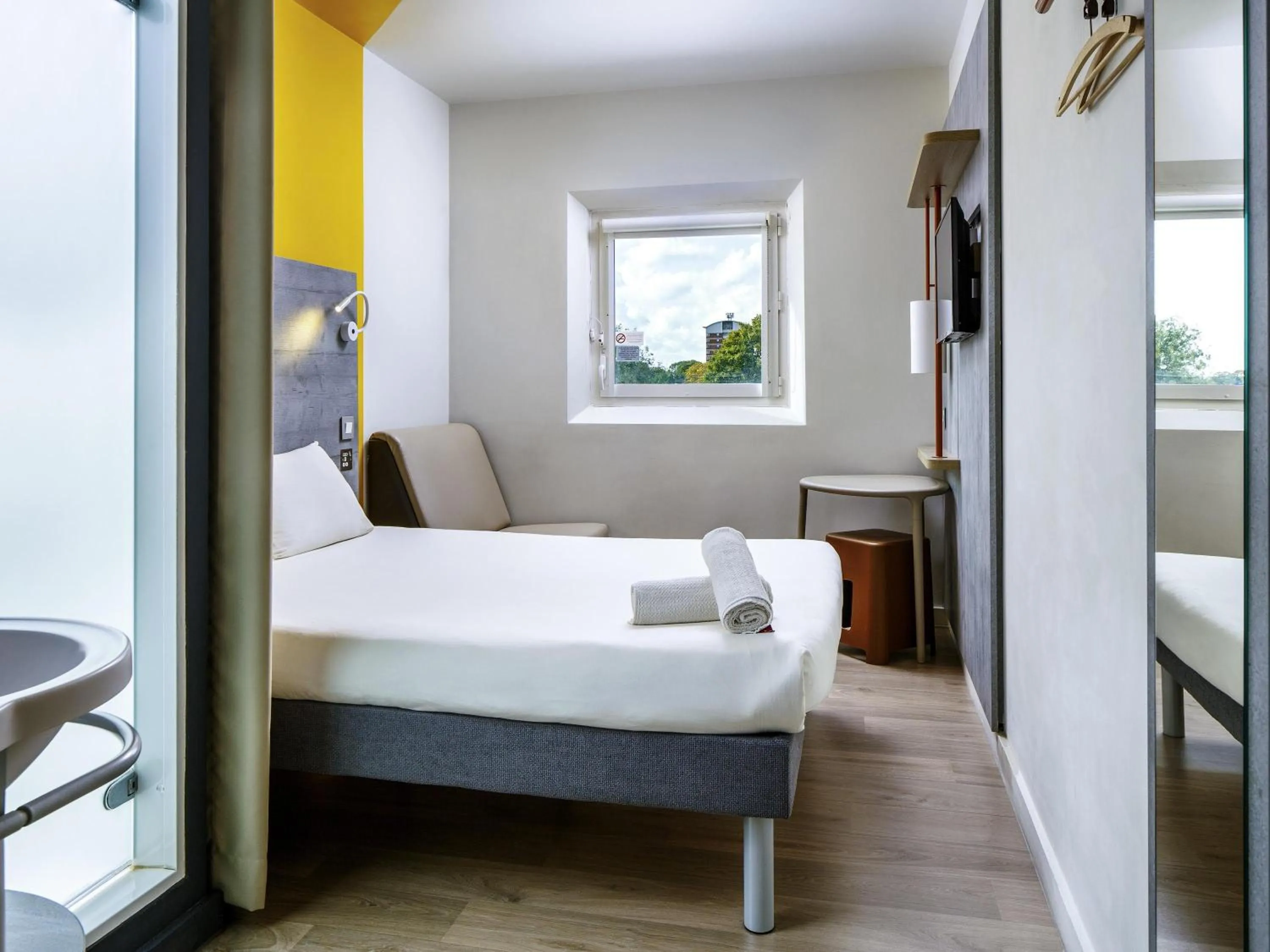 Bedroom, Bed in ibis budget London Hounslow