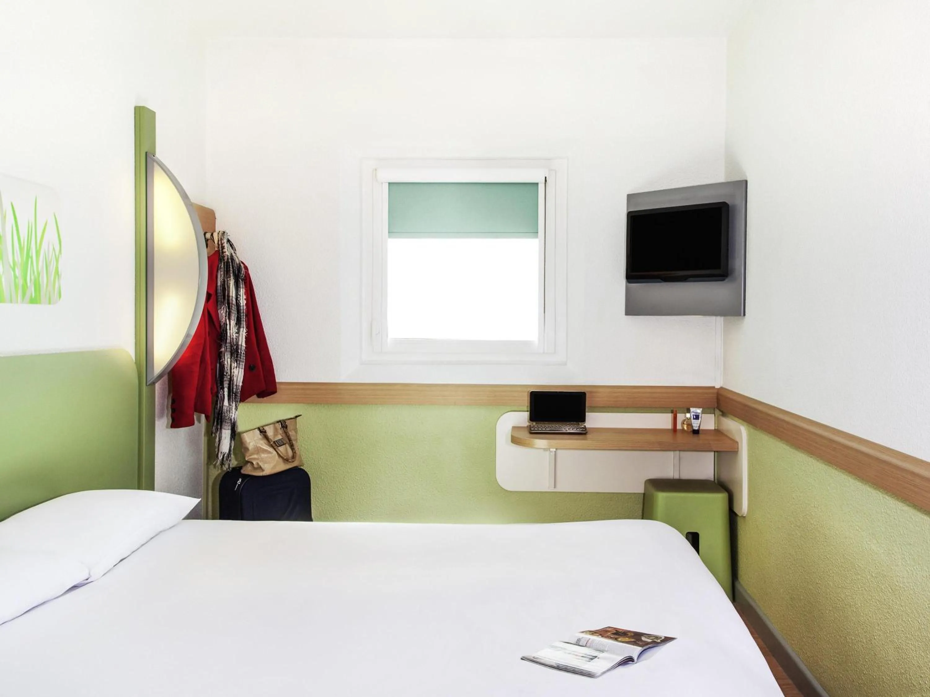 Bedroom, Bed in ibis budget London Hounslow