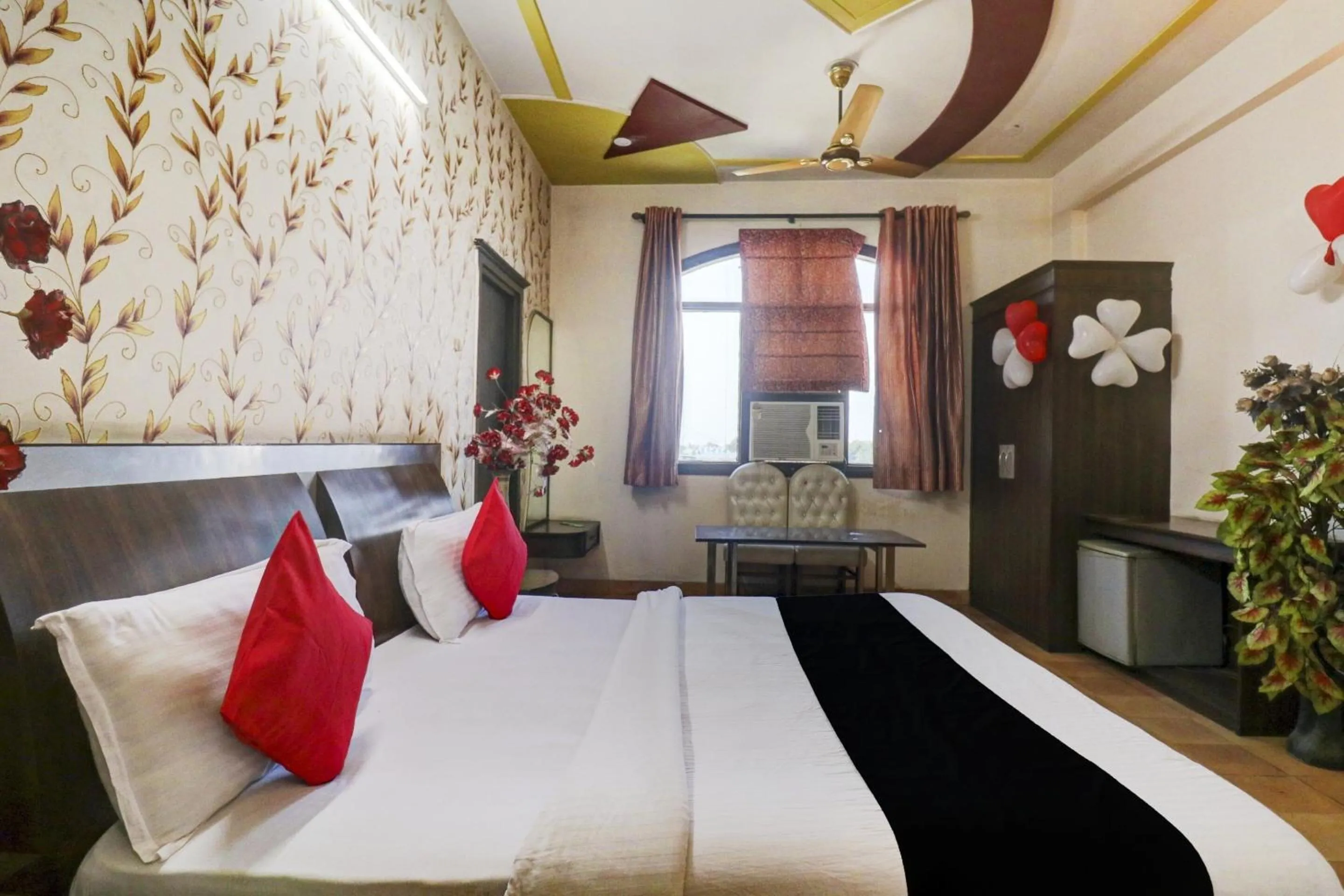 Bedroom, Bed in Hotel O Mukut Mahal