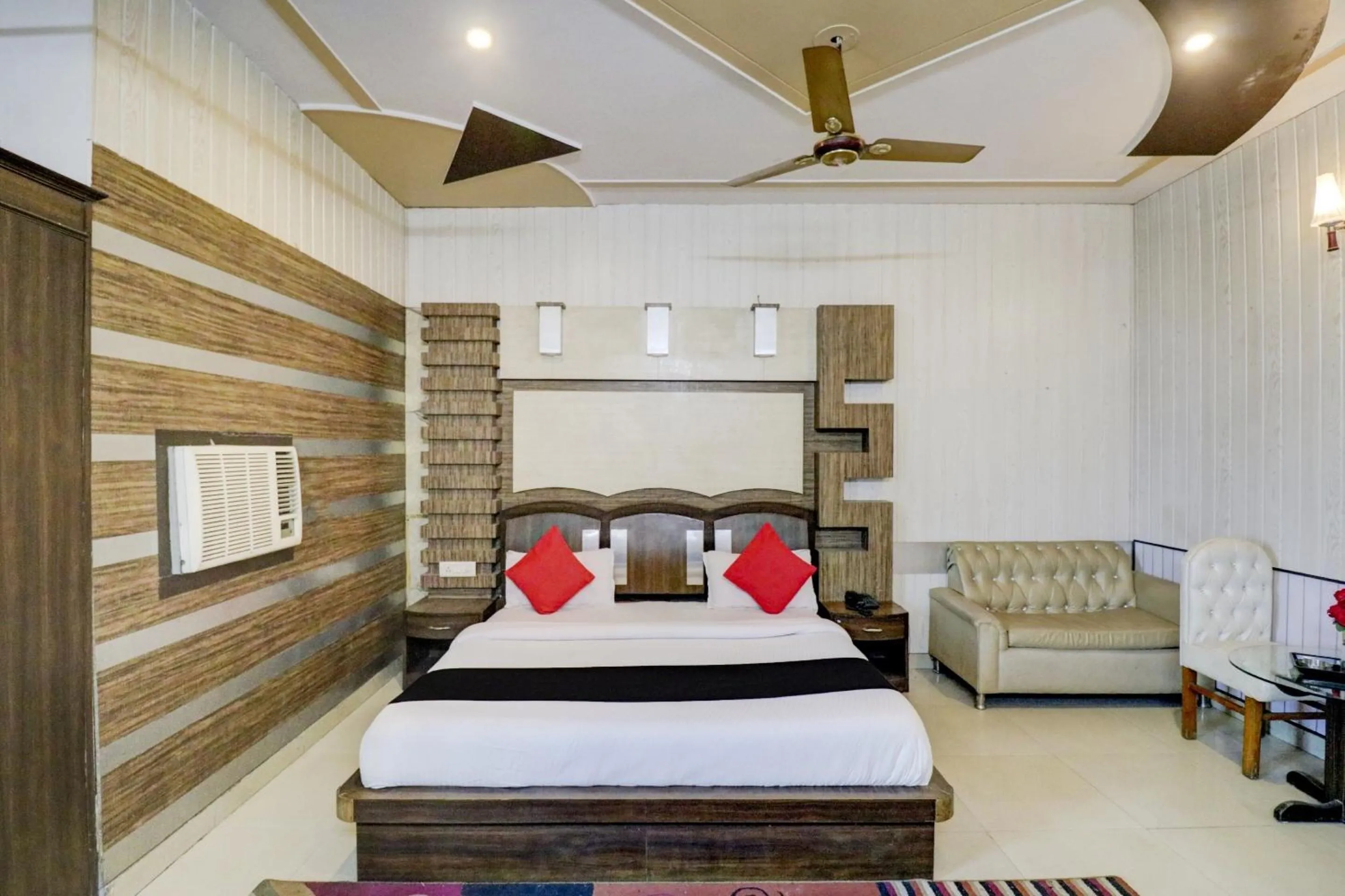 Bedroom, Bed in Hotel O Mukut Mahal