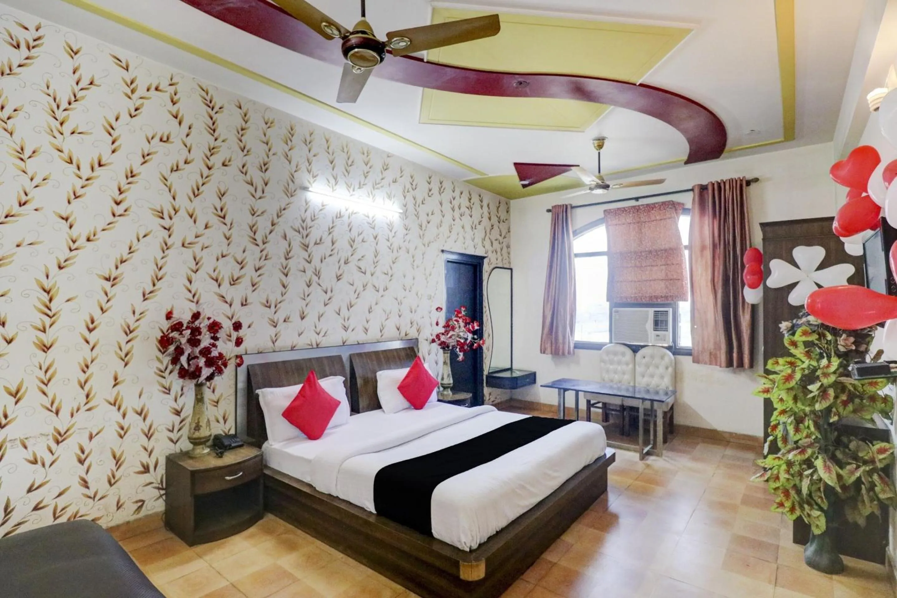 Bedroom, Bed in Hotel O Mukut Mahal