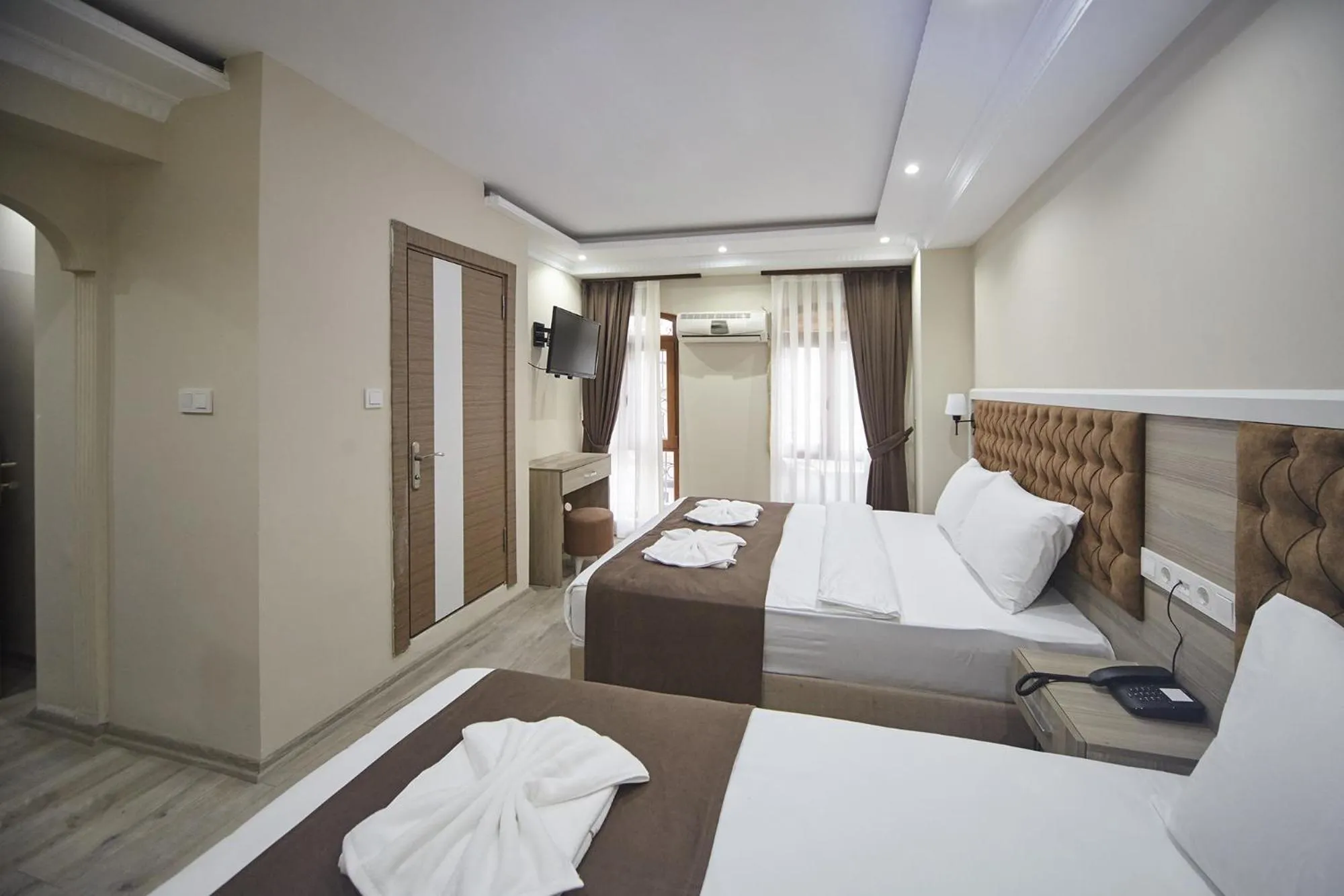 Photo of the whole room, Bed in Luna Suites Taksim