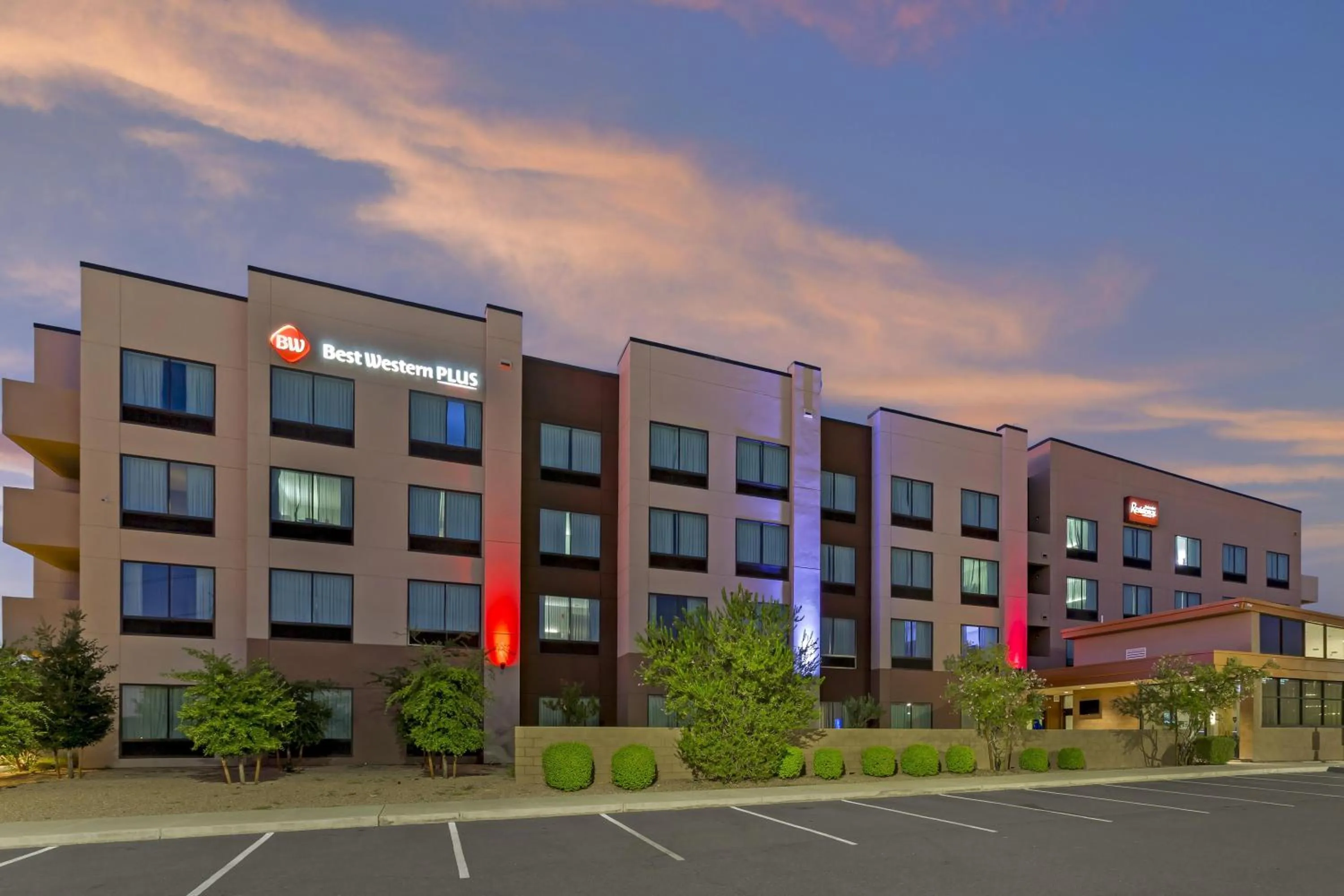 Property building in Best Western Plus Executive Residency Phoenix North Happy Valley