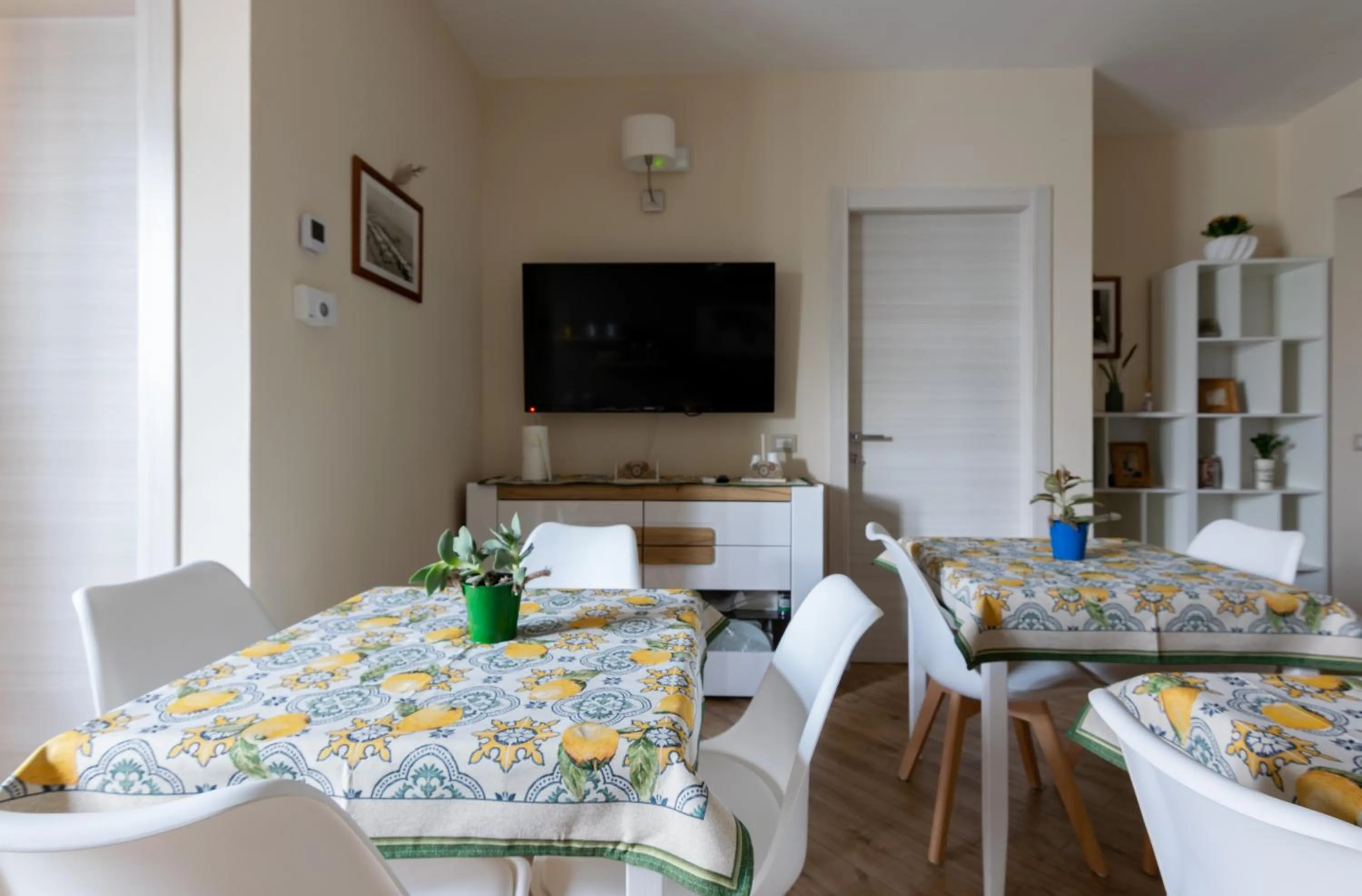 Communal lounge/ TV room in Apollo Bed & Breakfast