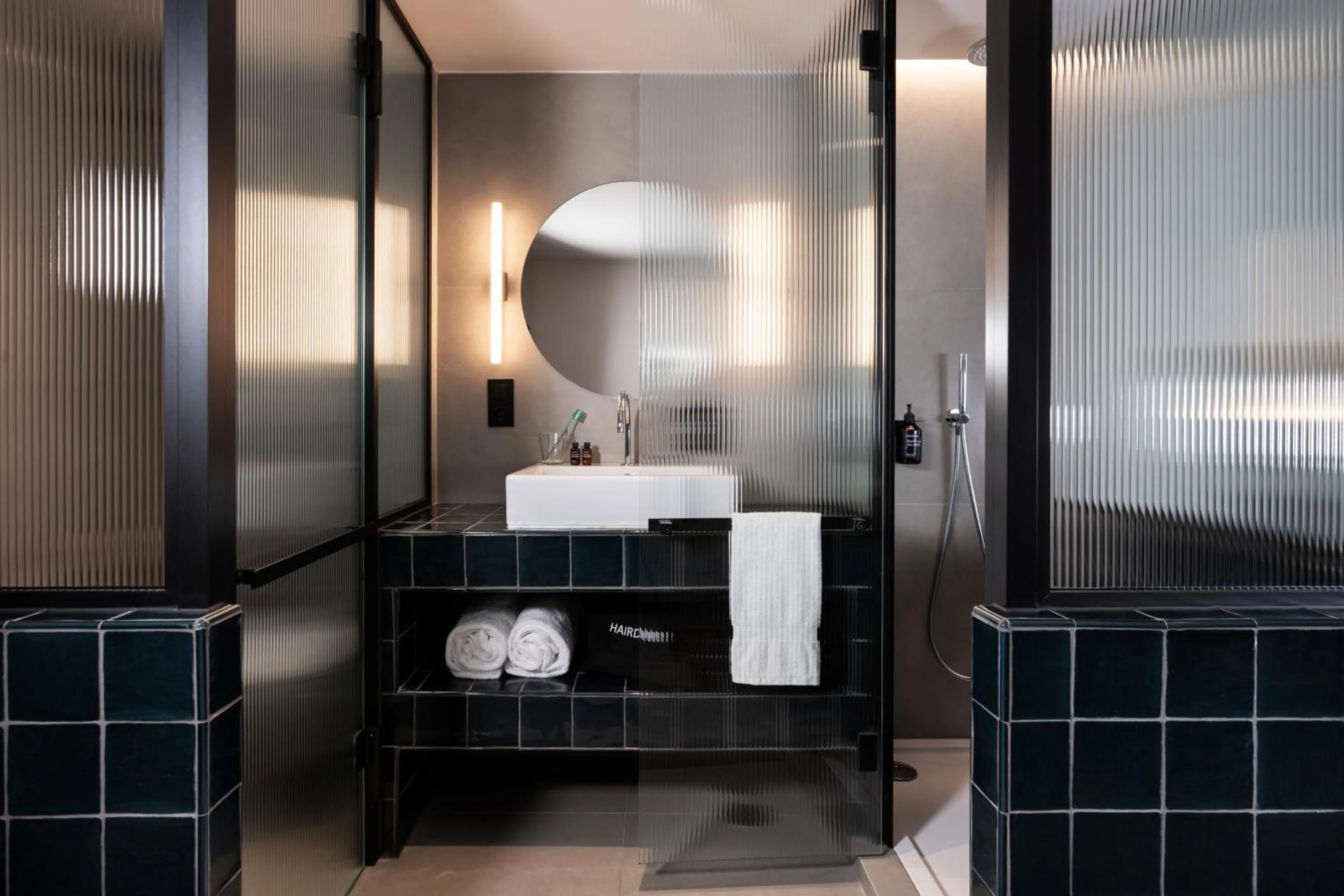 Bathroom, Bed in chic&basic Gravity