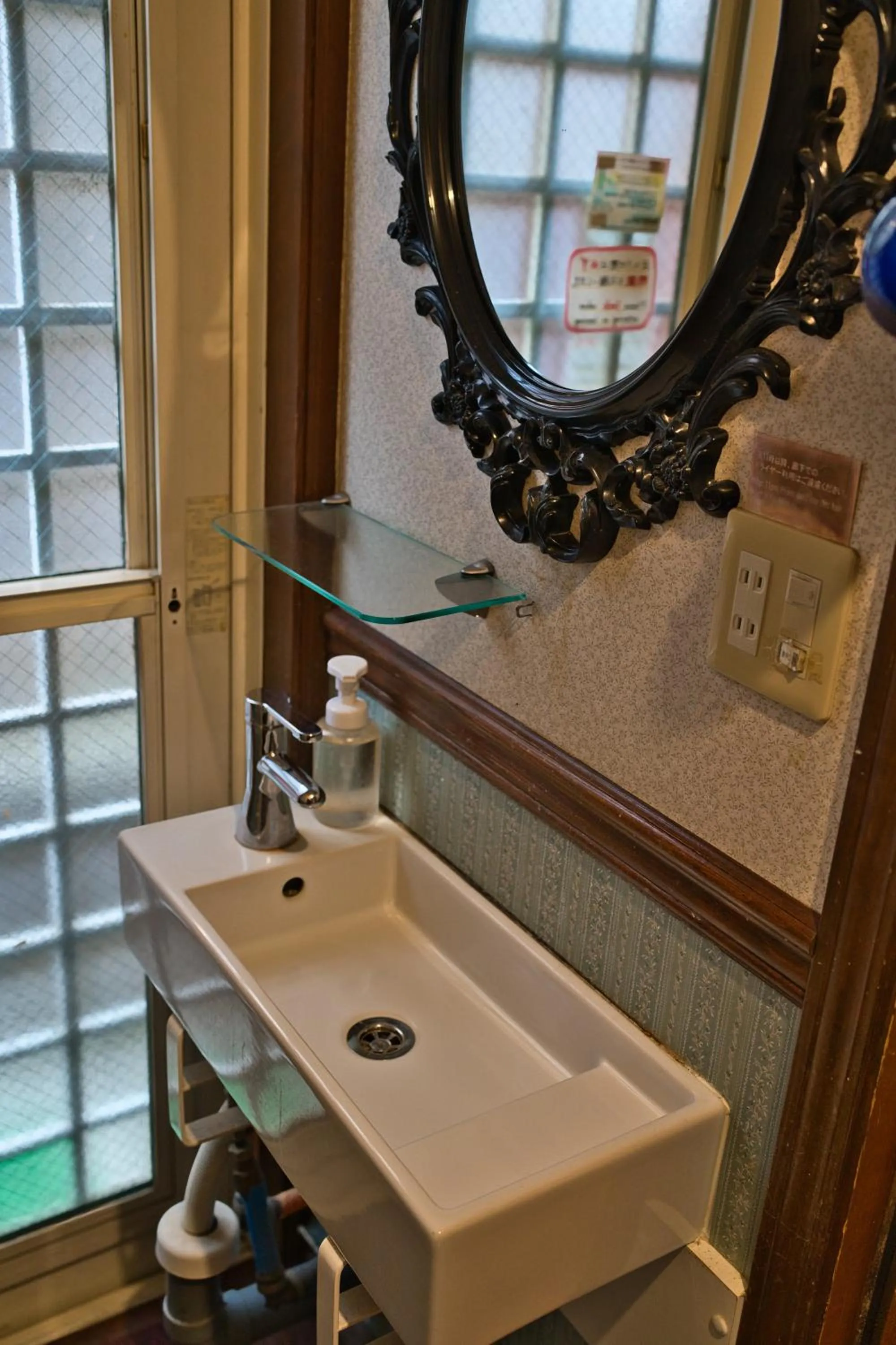 Shower in IZA Kamakura Guest House and Bar