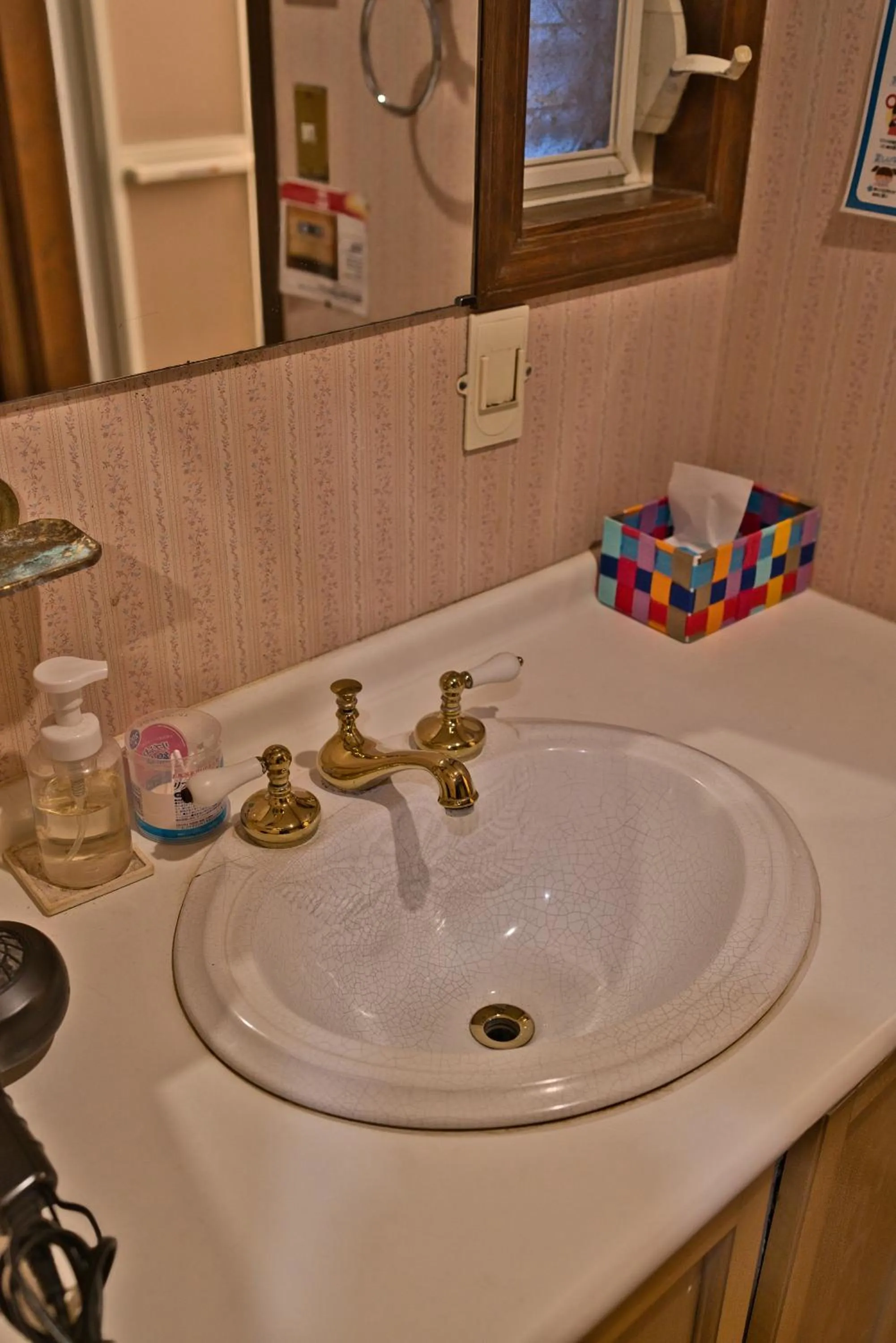 Shower in IZA Kamakura Guest House and Bar