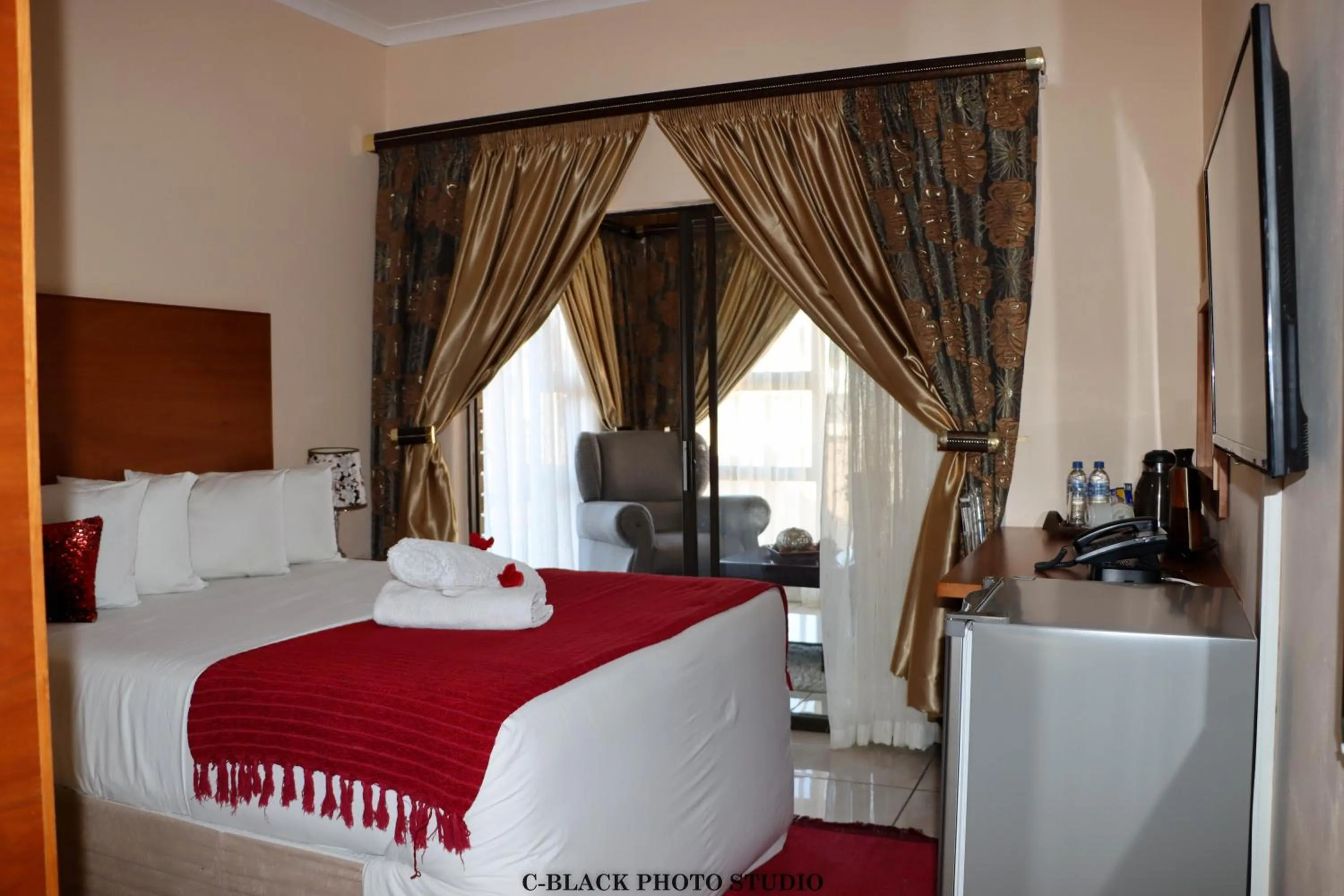 TV and multimedia, Bed in Meet Mekaar Resorts - Nquthu Hotel