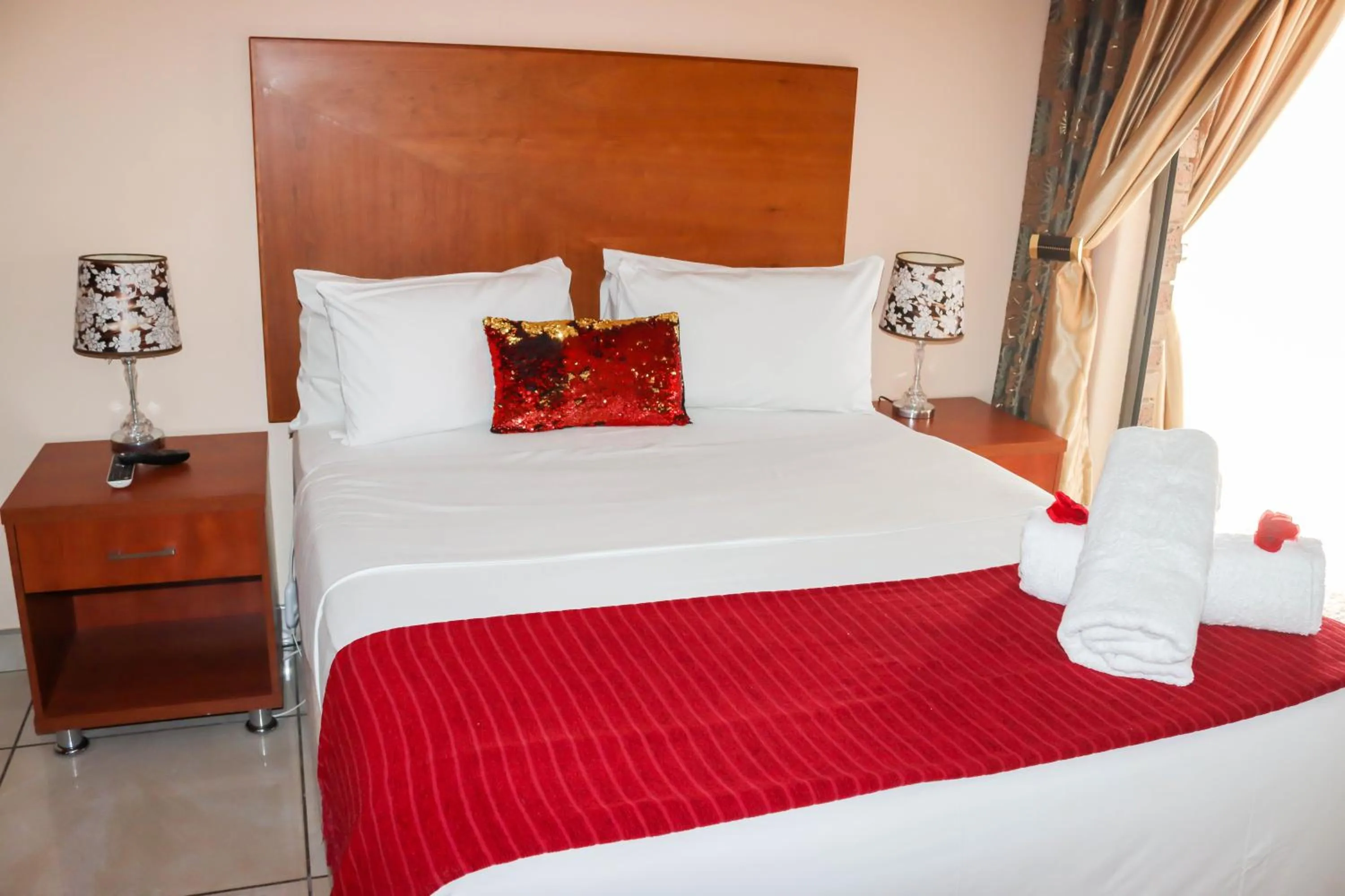 Bed in Meet Mekaar Resorts - Nquthu Hotel
