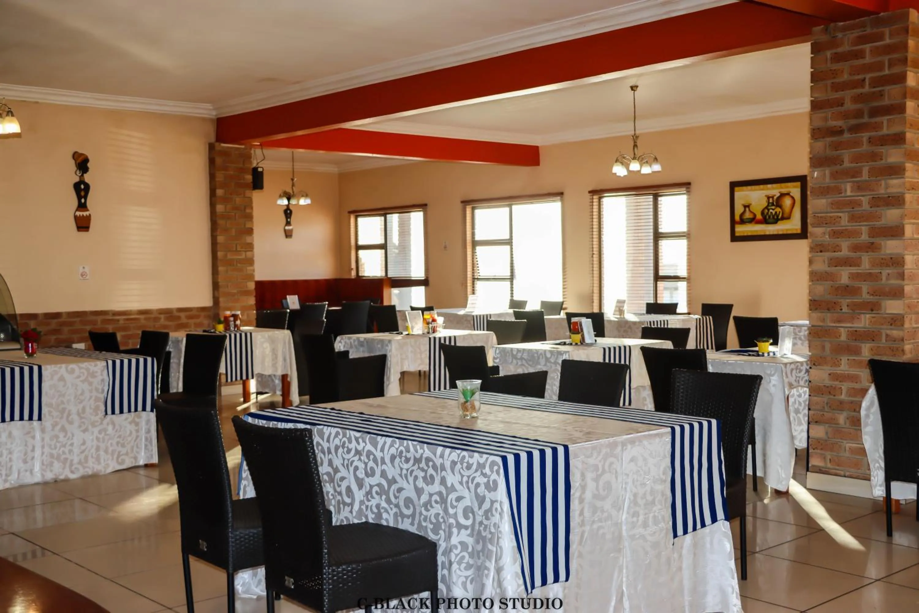 Restaurant/places to eat in Meet Mekaar Resorts - Nquthu Hotel