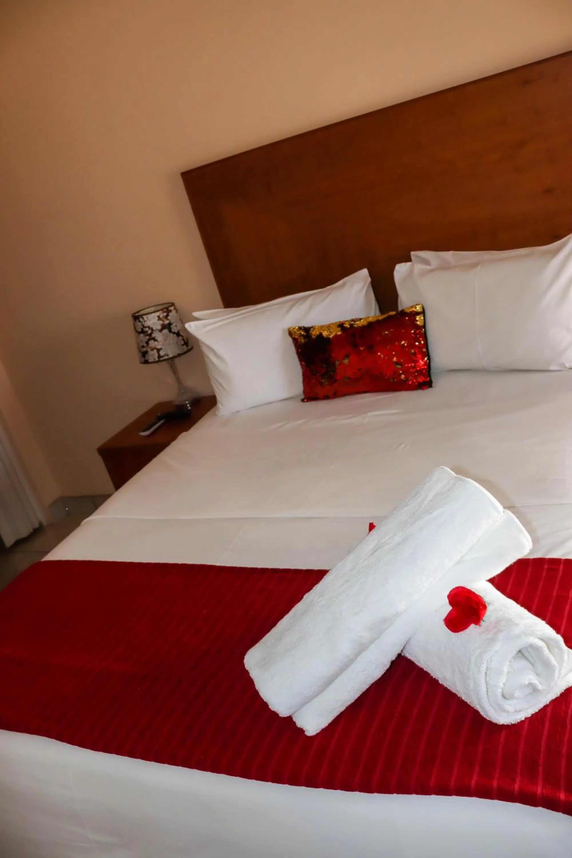 Bed in Meet Mekaar Resorts - Nquthu Hotel