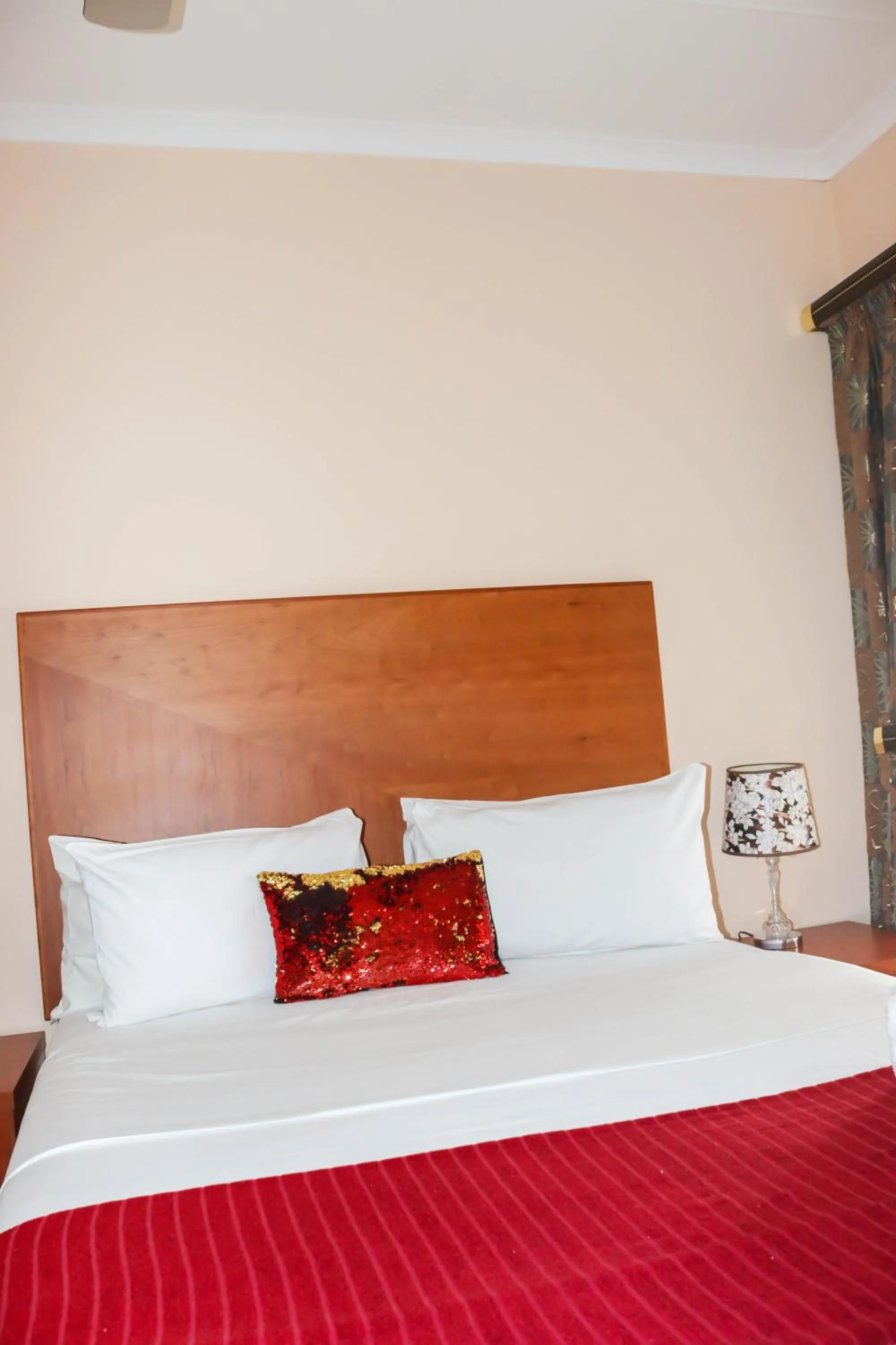 Bed in Meet Mekaar Resorts - Nquthu Hotel