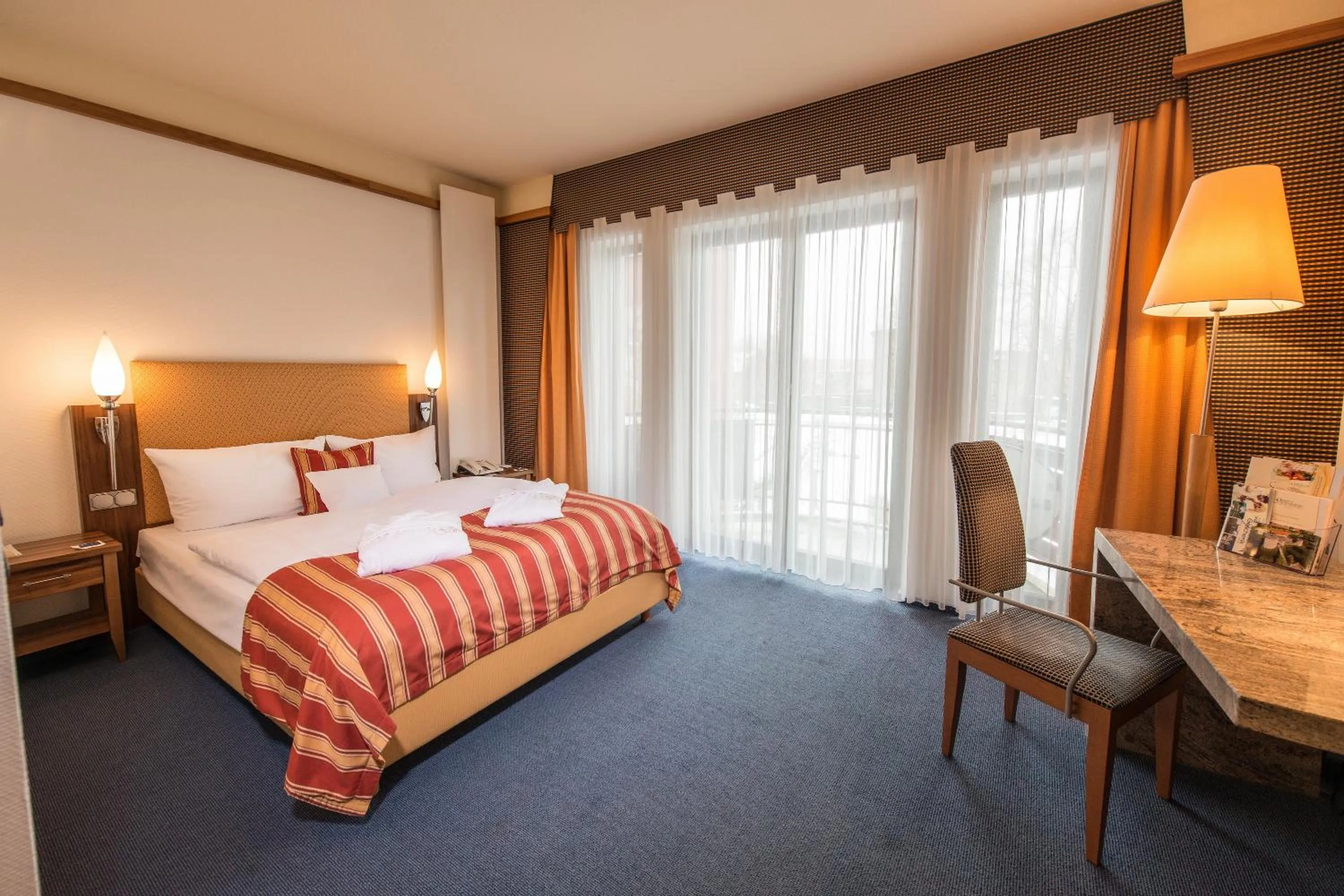 Photo of the whole room, Bed in Göbels Schlosshotel "Prinz von Hessen"