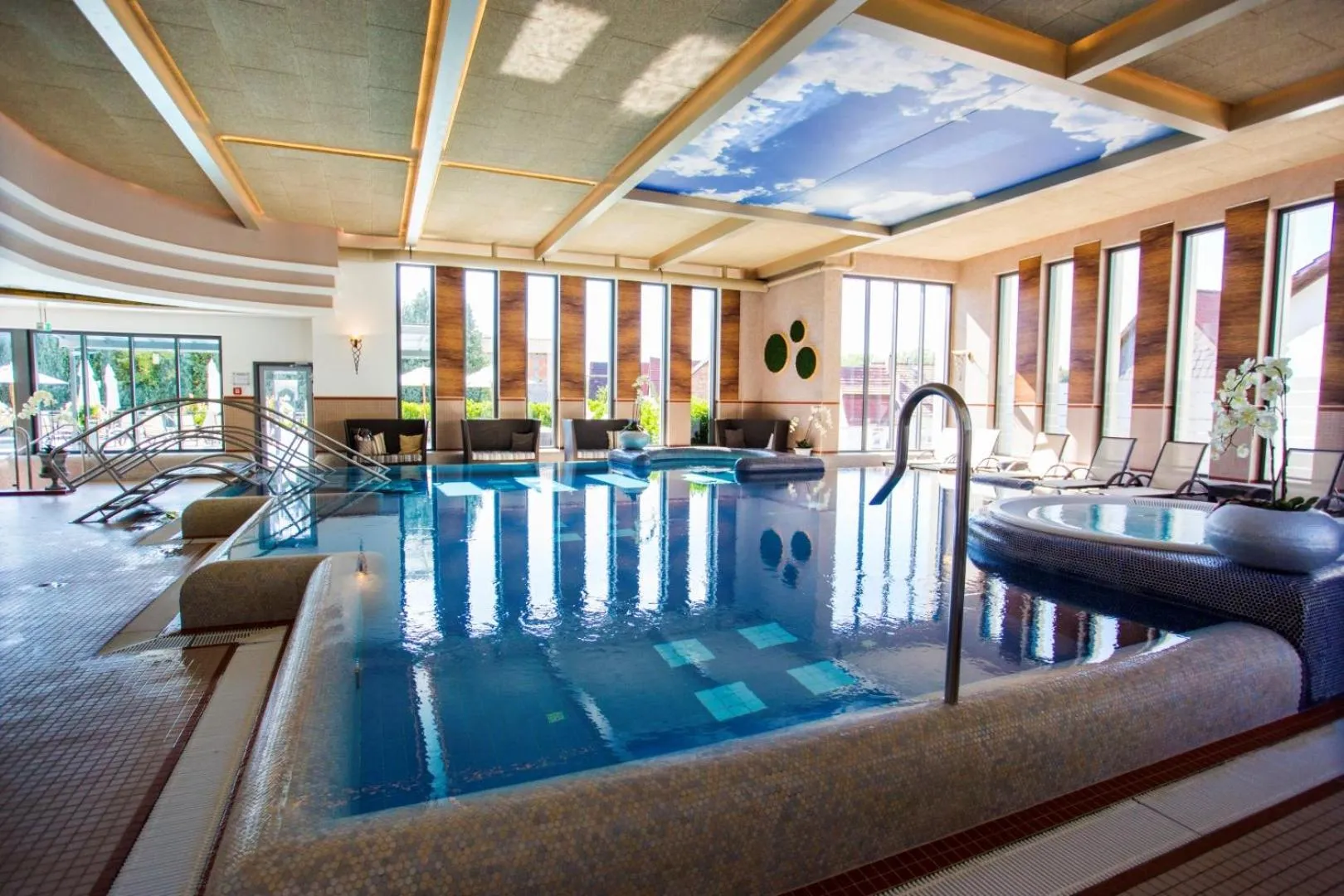Swimming pool in Göbels Schlosshotel "Prinz von Hessen"