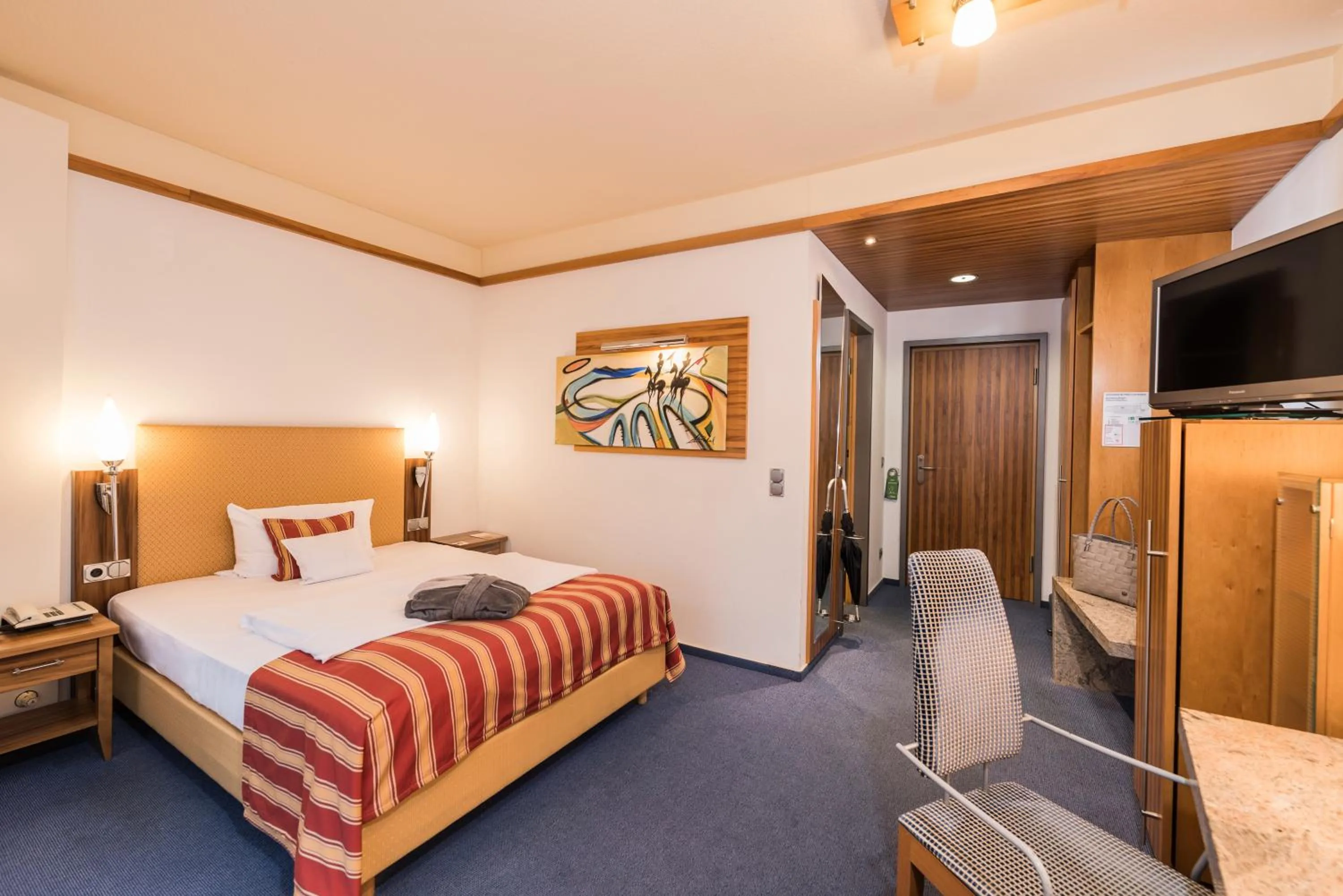 Photo of the whole room, Bed in Göbels Schlosshotel "Prinz von Hessen"