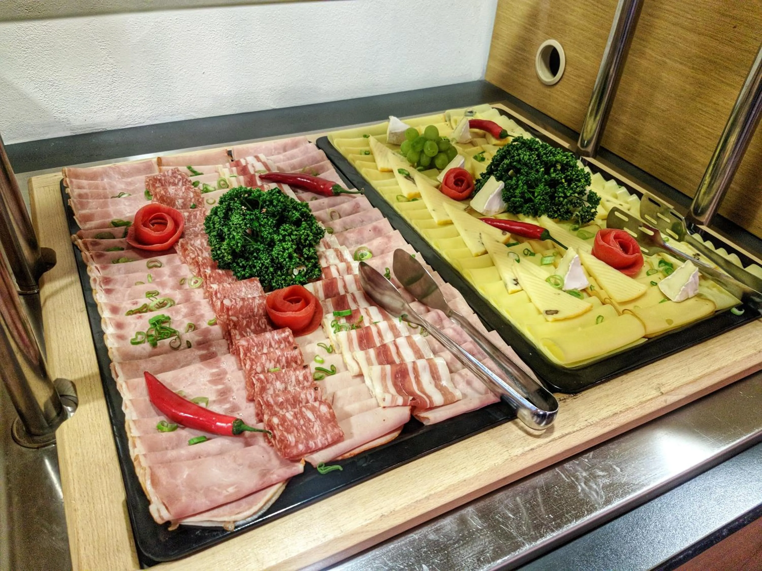 Buffet breakfast in Aparthotel Lípa