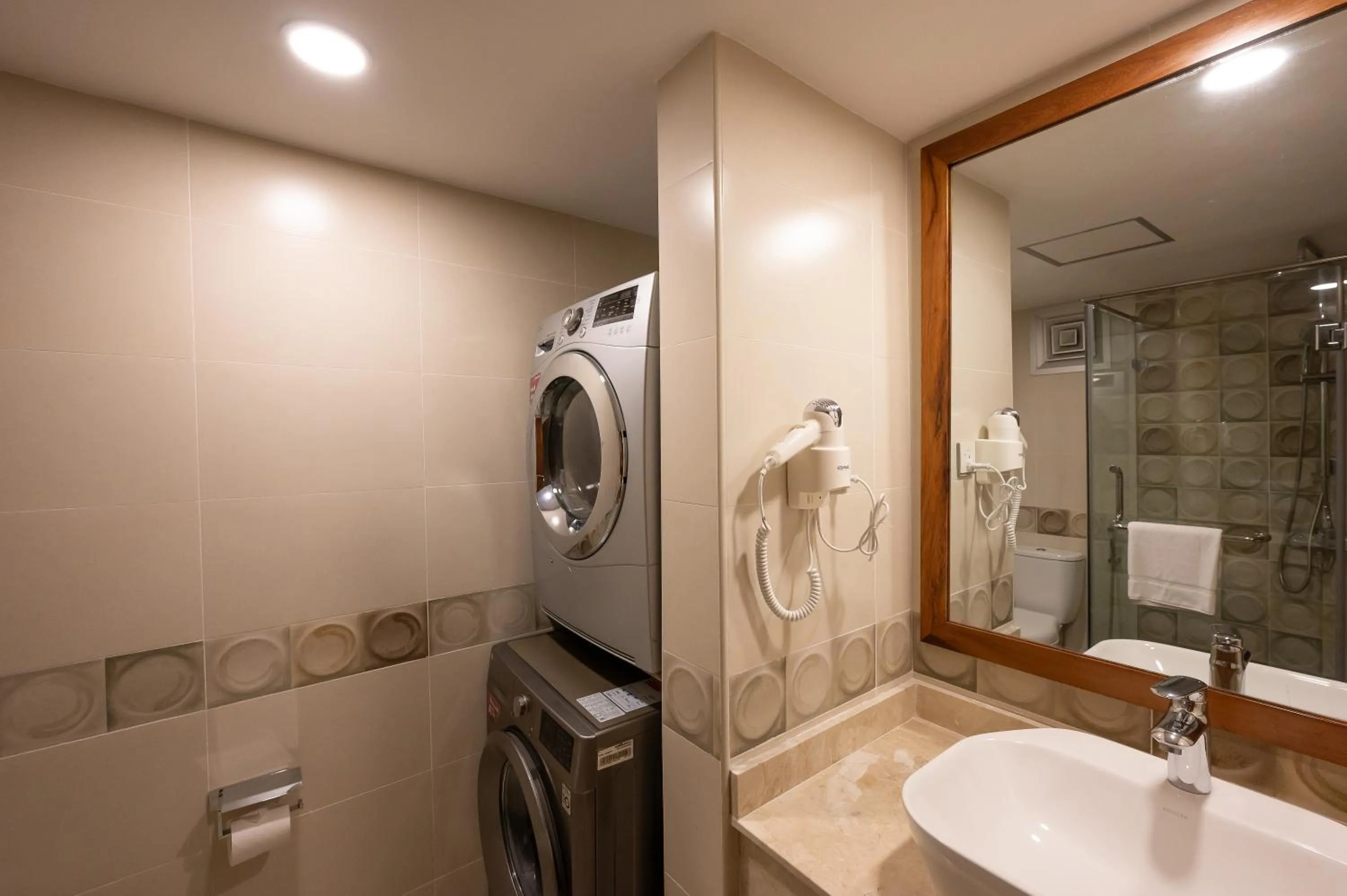 Shower in Sea Cliff Court Hotel & Luxury Apartments