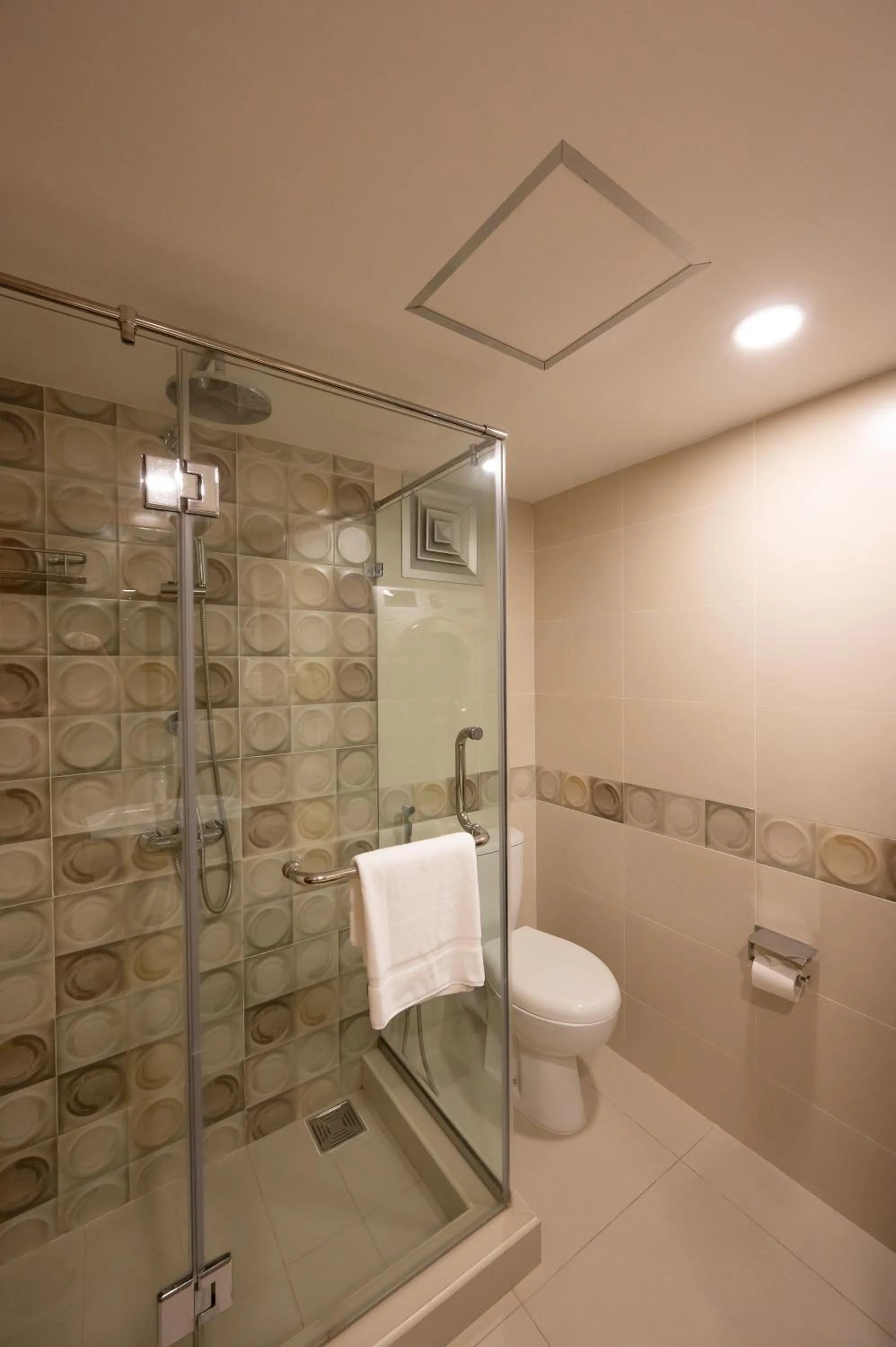 Shower in Sea Cliff Court Hotel & Luxury Apartments