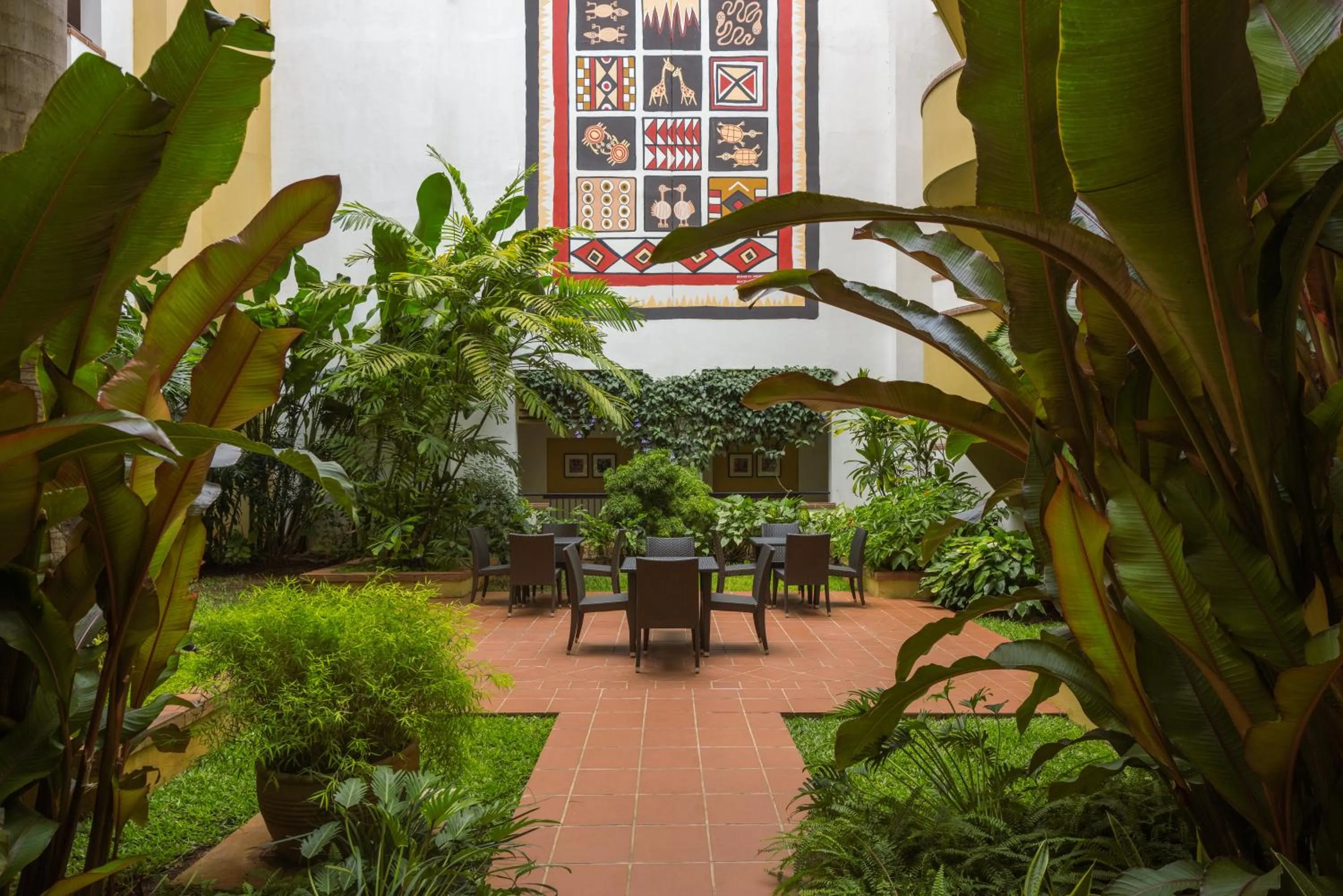 Garden in Sea Cliff Court Hotel & Luxury Apartments